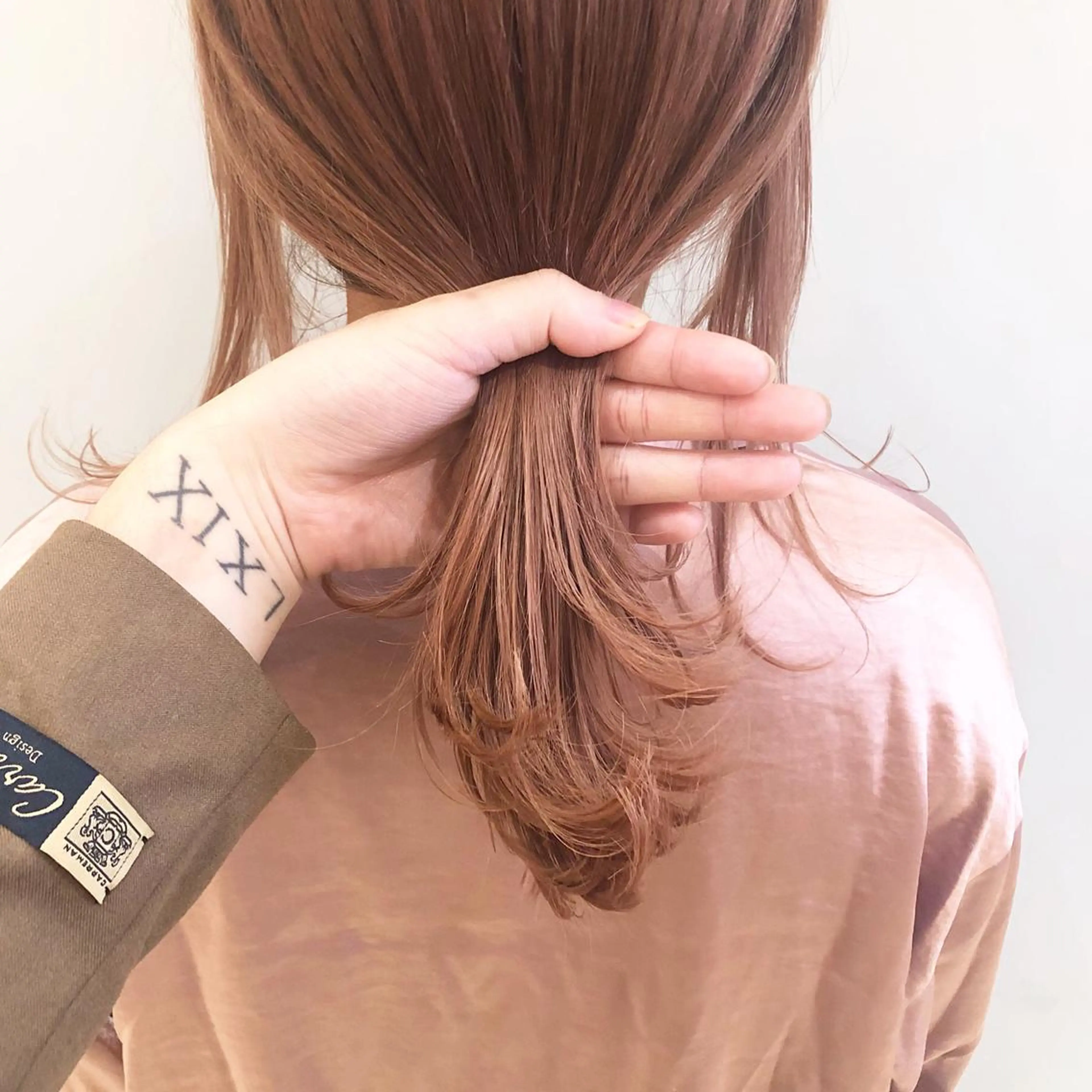 ミディアム カラー ブリーチ ピンクカラー ケアブリーチ/ エクステ/レイヤーのヘアスタイル