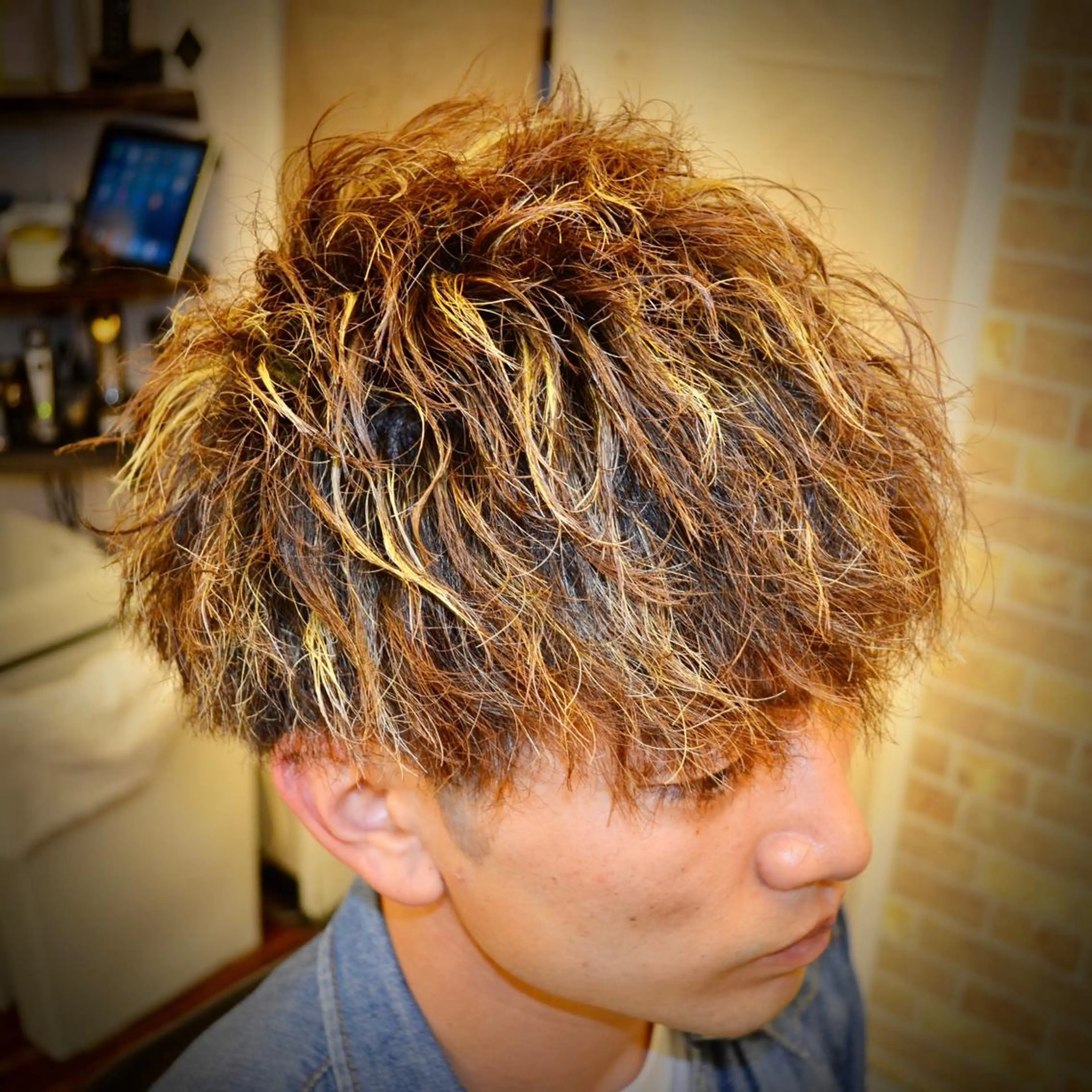 ミディアム パーマ メンズ ミディアムパーマ メンズメッシュ メンズパーマ ツイストスパイラルパーマ スパイラルパーマ カット パーマ 高野浩平/フェード ツイストスパイラルのヘアスタイル