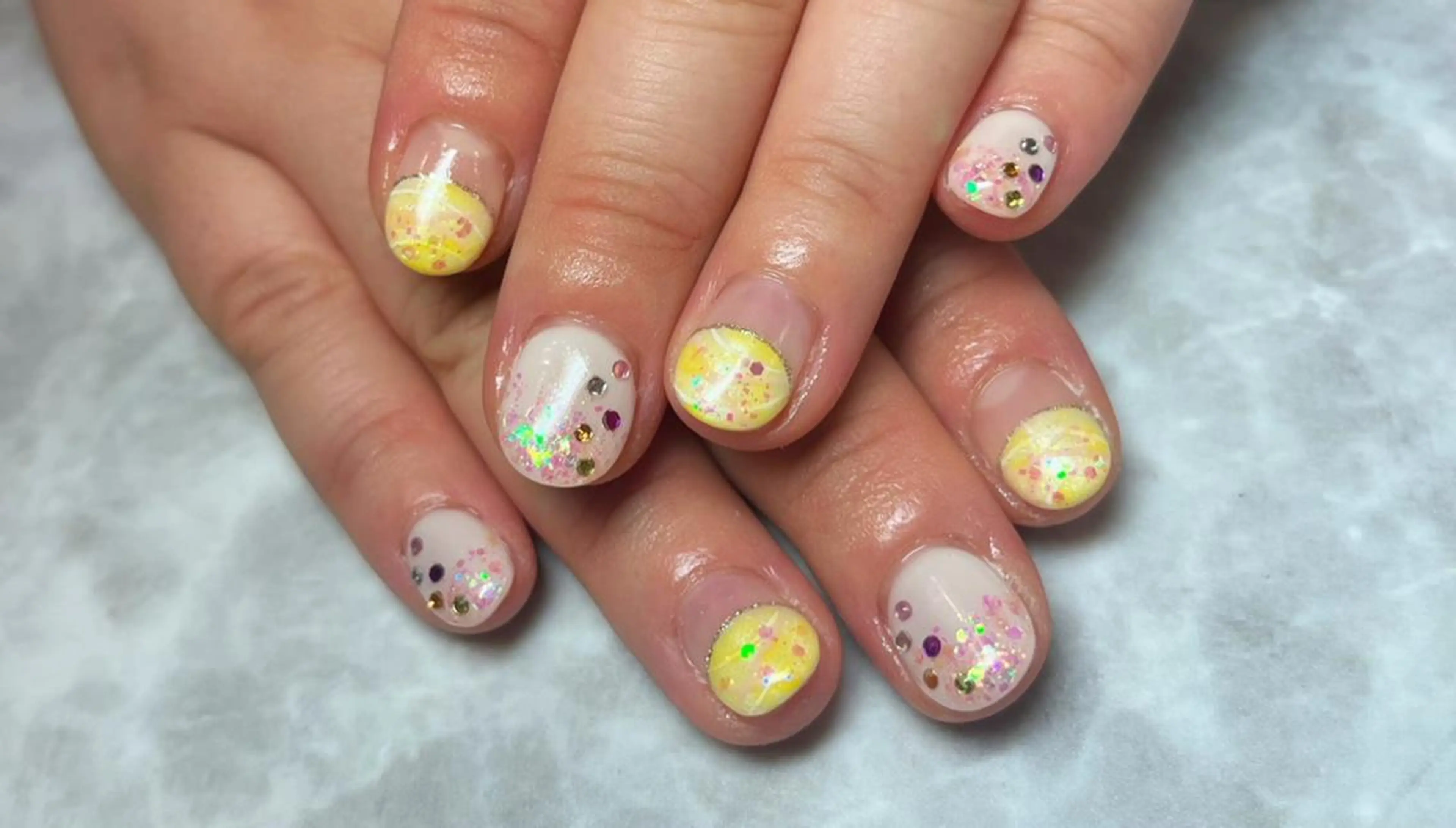 ネイル ネイルリボン 受付スタッフのネイルデザイン