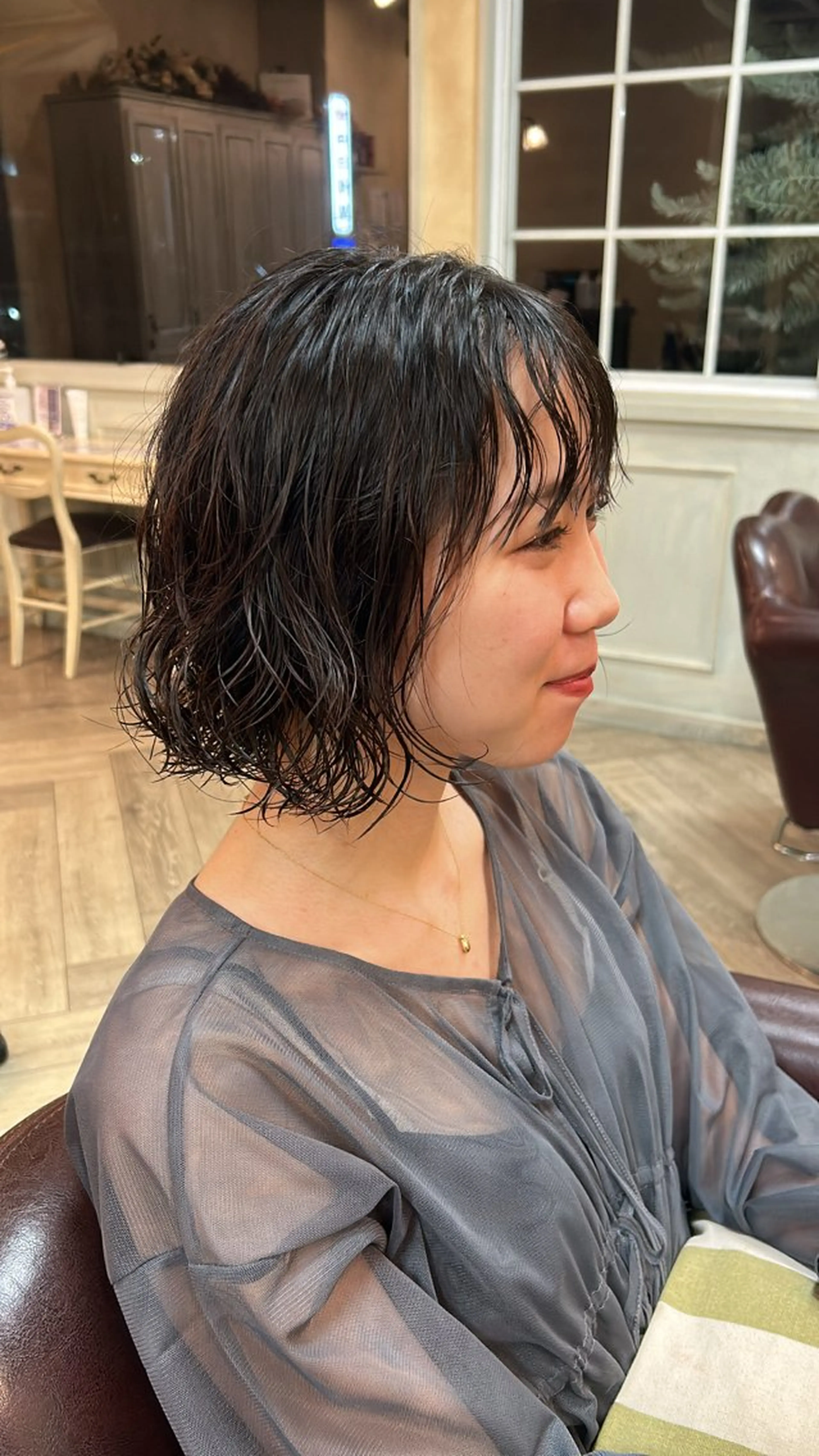 ミディアム パーマ アオバ / ハイトーンカラーのヘアスタイル