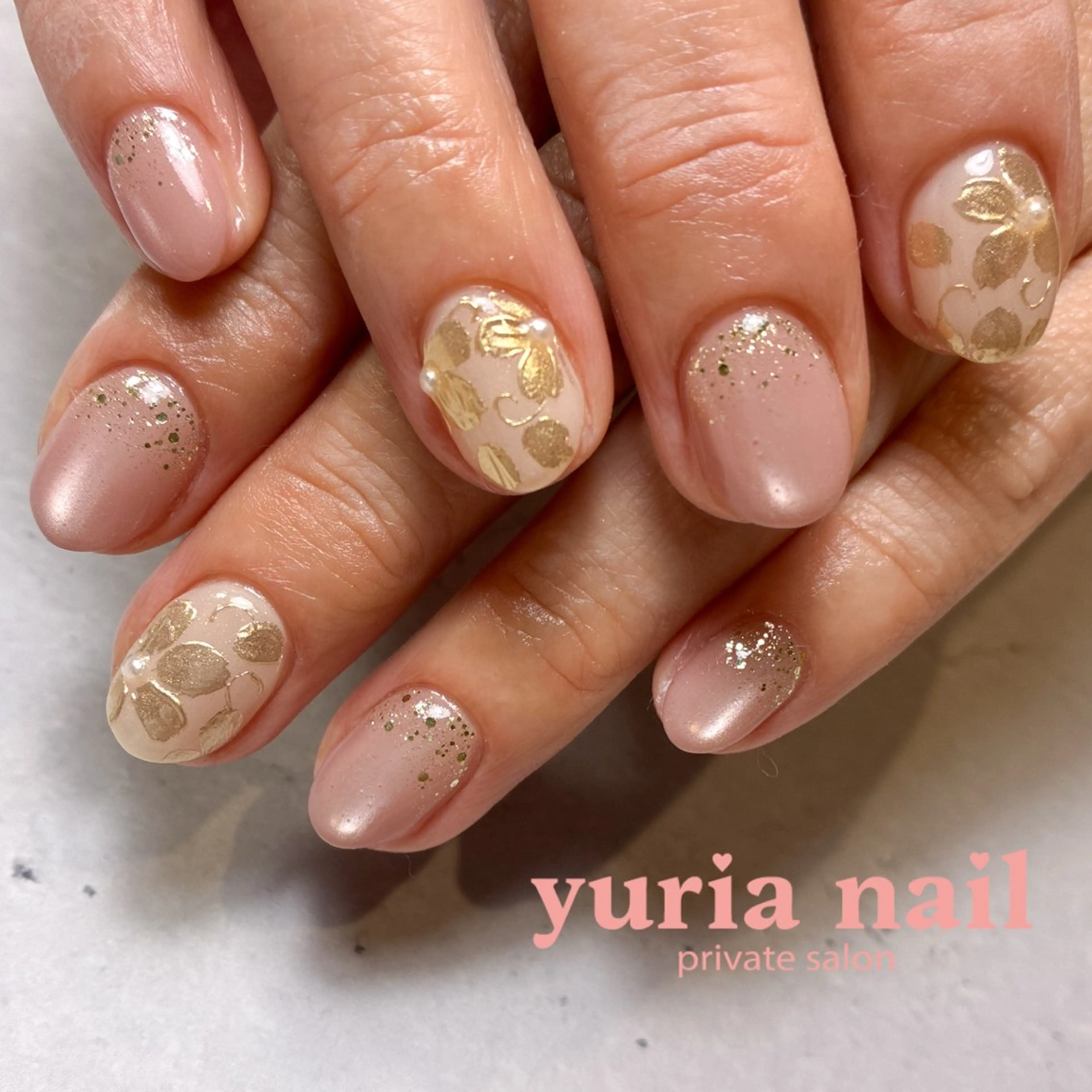 ネイル フラワーネイル ゴールド ラメ(グリッター) マグネットネイル ピンク ハンドネイル 小林 ゆりあのネイルデザイン