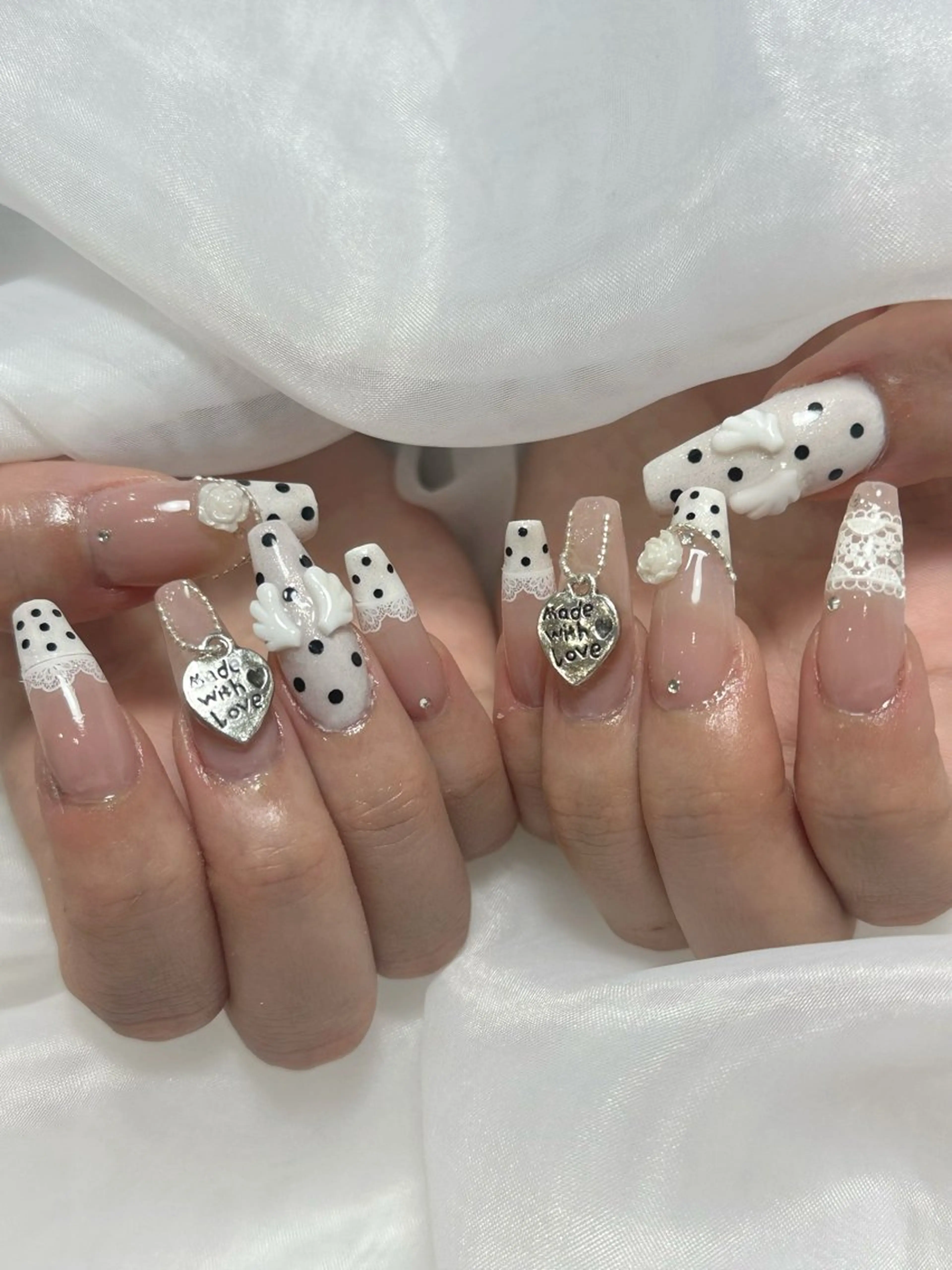 ネイル ドット ガーリー ハート レース ハンドネイル フットネイル プライベートサロンmane【モーネ】eyelash salon＆nail所属・堀 青空のネイルデザイン