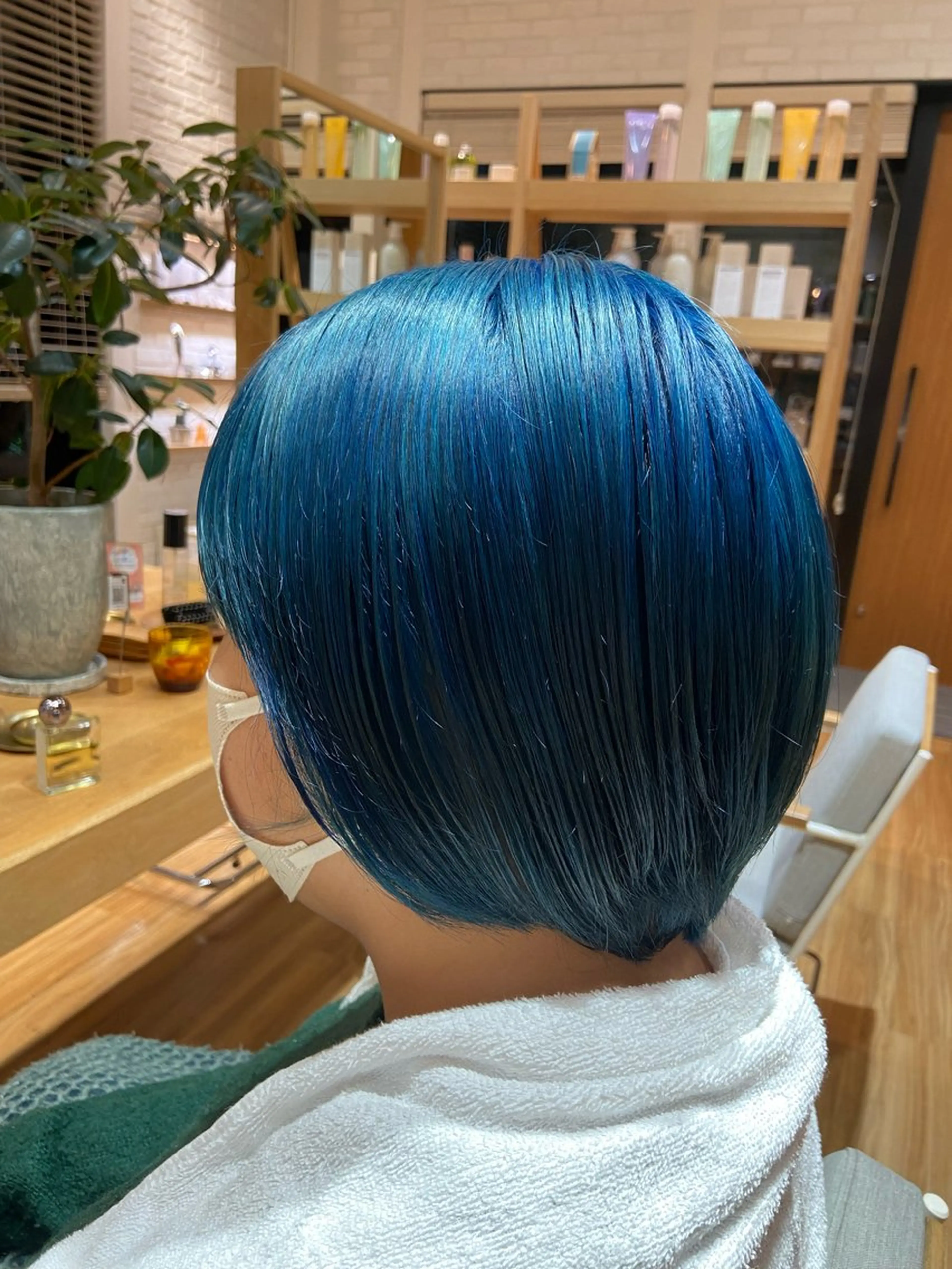 ショート カラー 黒髪 ブリーチ ブルーカラー 高松 莉璃のヘアスタイル