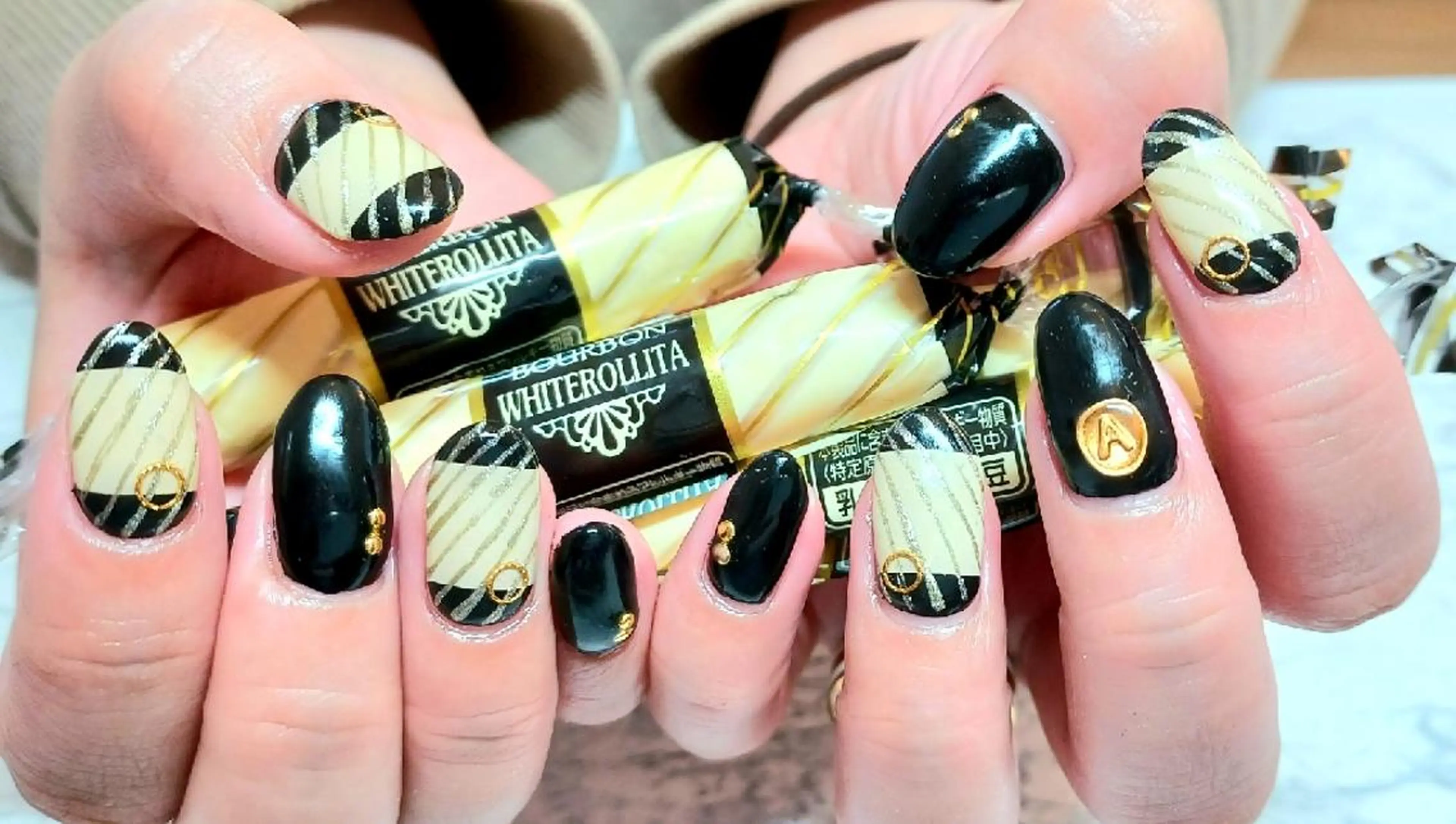 ミディアム ネイル ホワイト Micky nail chikushinoのネイルデザイン