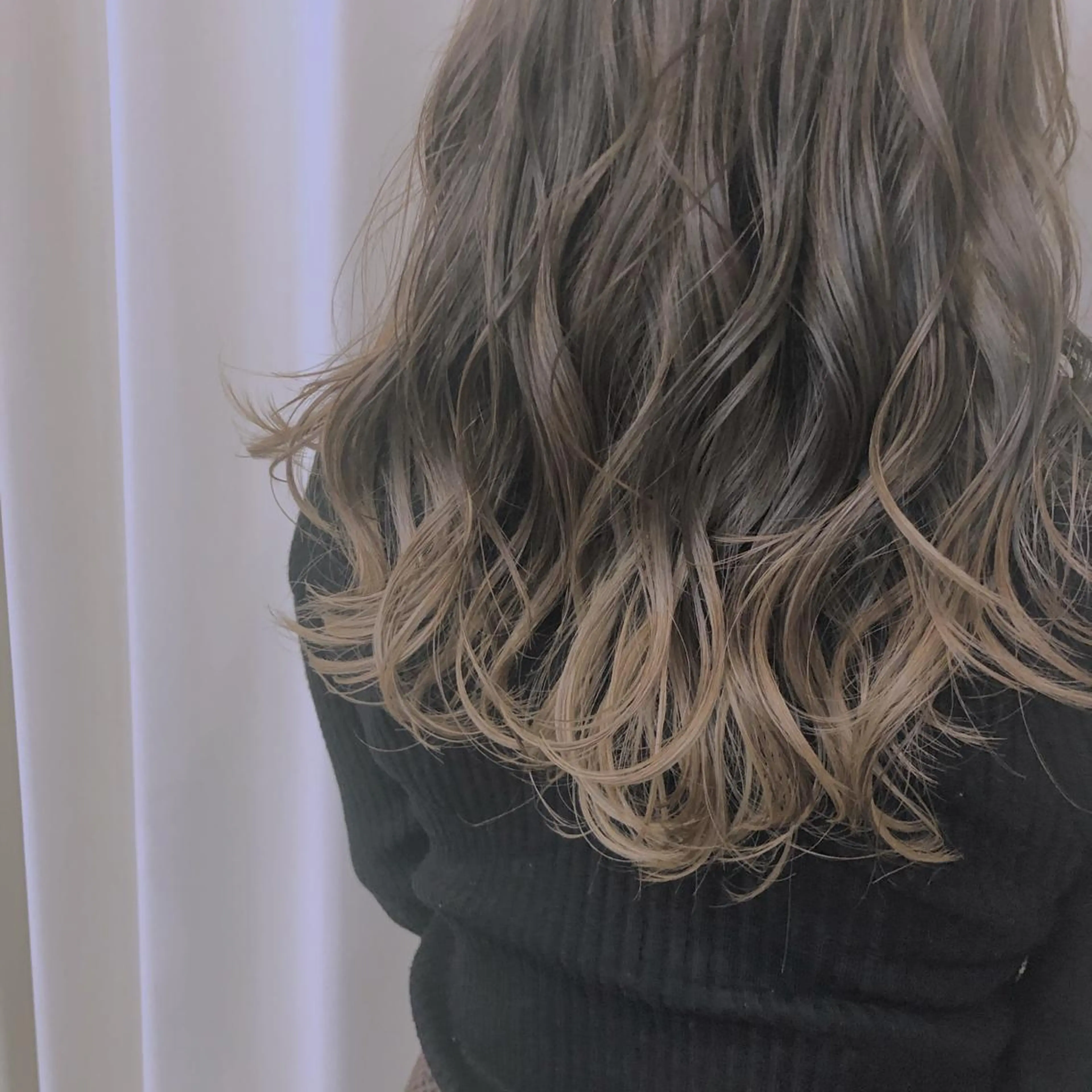 セミロング ハイライト 中東 真子のヘアスタイル