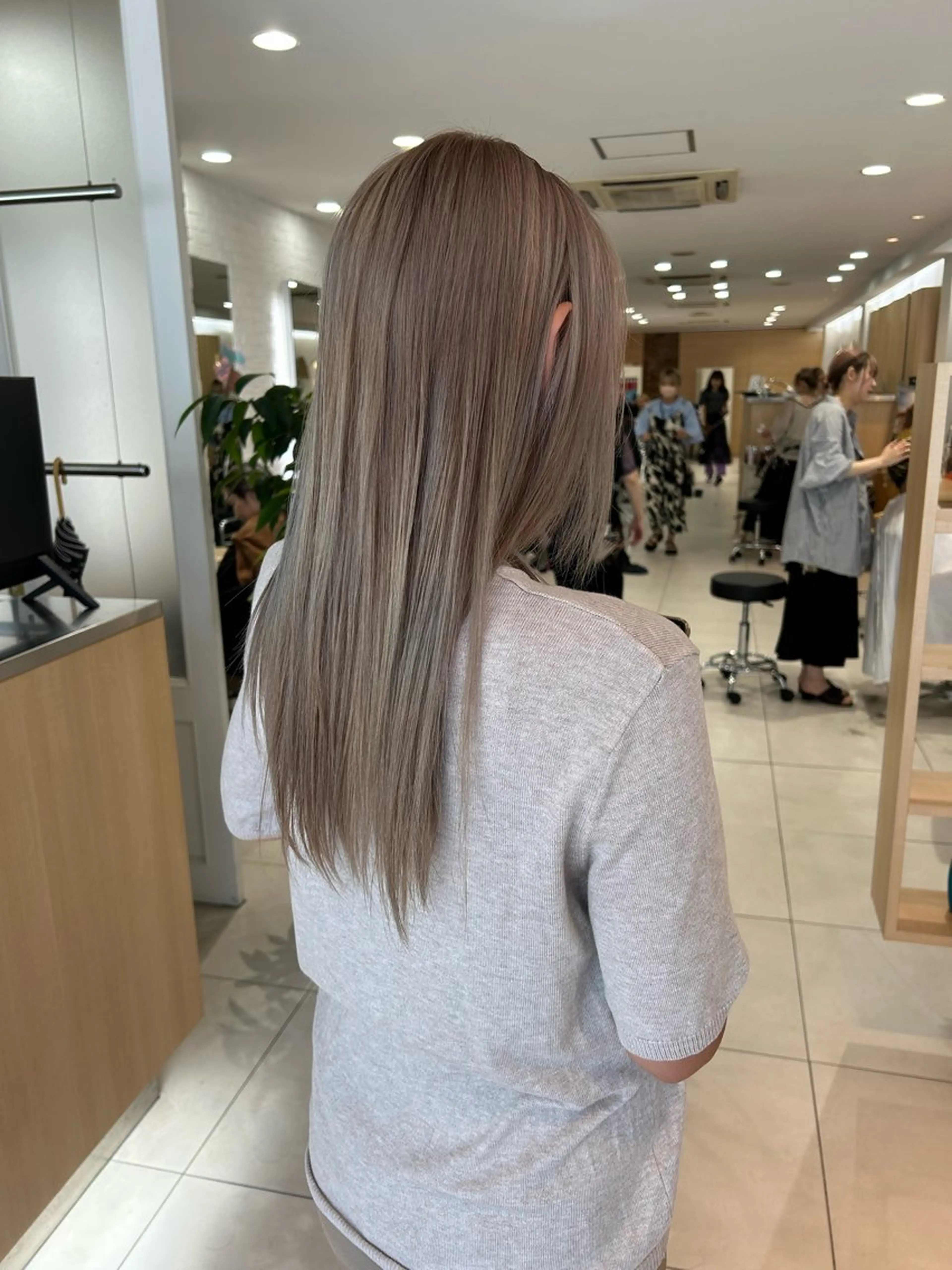 ロング カラー ブリーチ グレージュ ヘアカラー 🍀透明感抜群🍀/ ハイトーンカラーのヘアスタイル