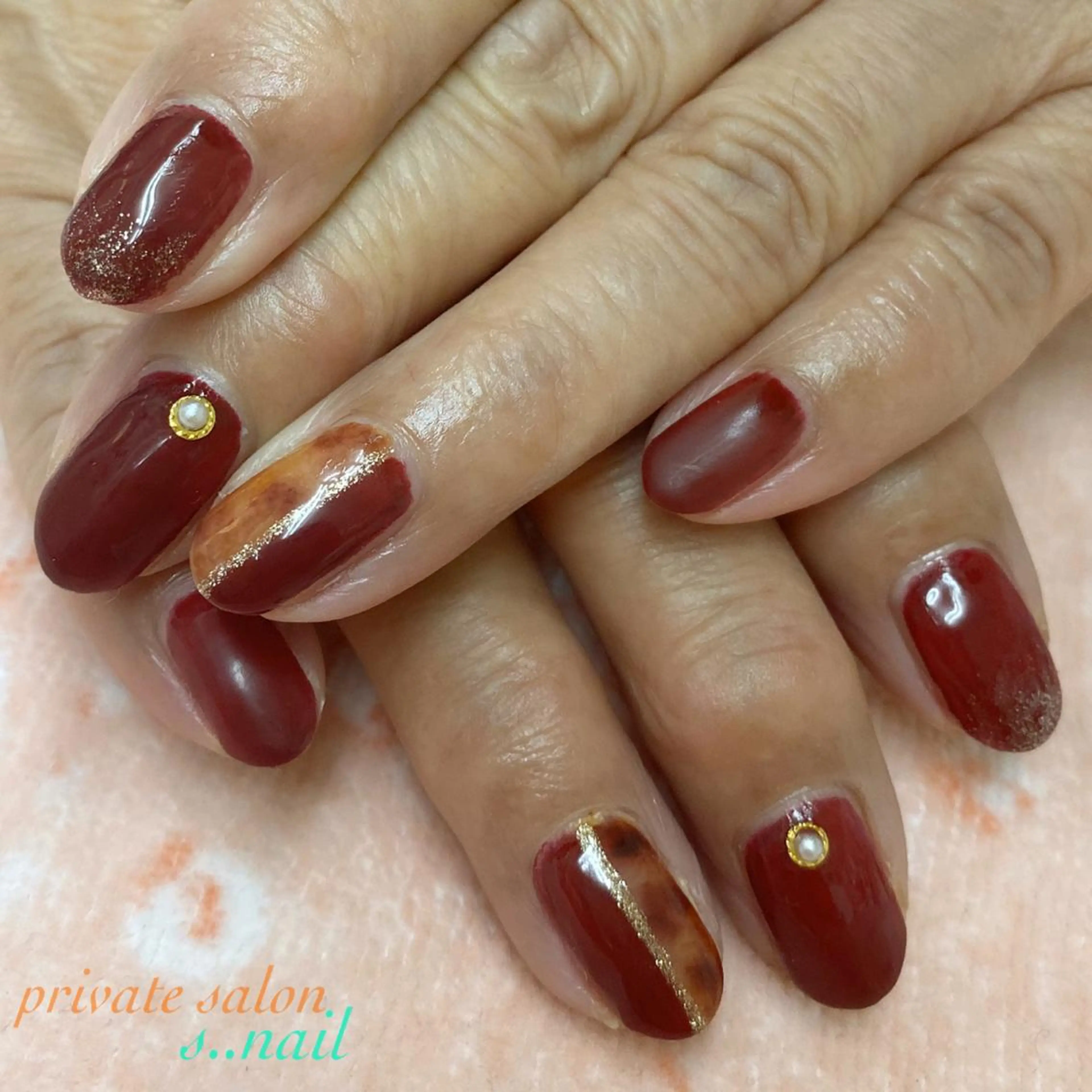 ネイル べっ甲ネイル ボルドー マットネイル 赤色 ハンドネイル フットネイル s..nail / MORITAのネイルデザイン