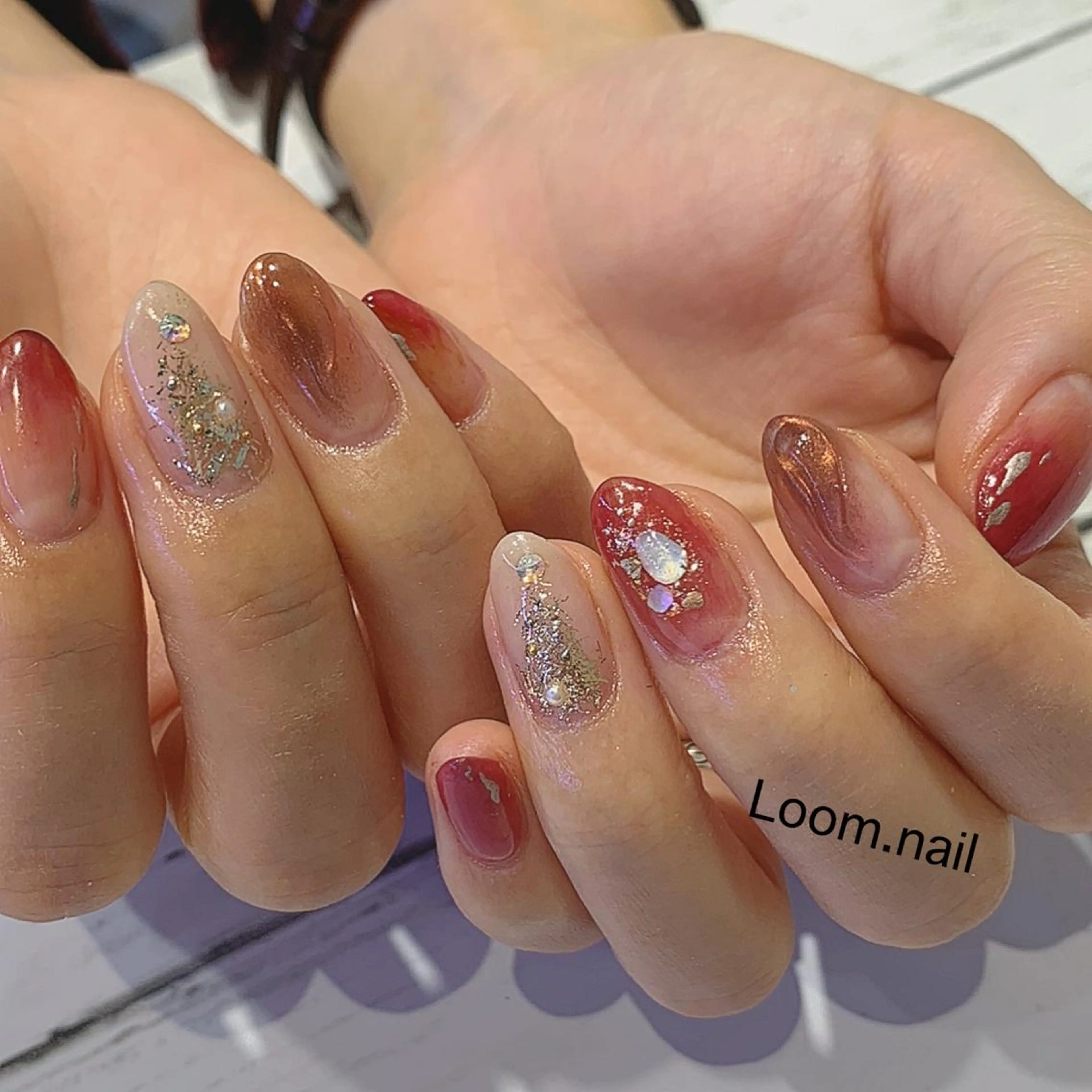 ネイル キラキラネイル ニュアンスネイル 赤色 冬ネイル クリスマス Loom所属・hrd manamiのネイルデザイン