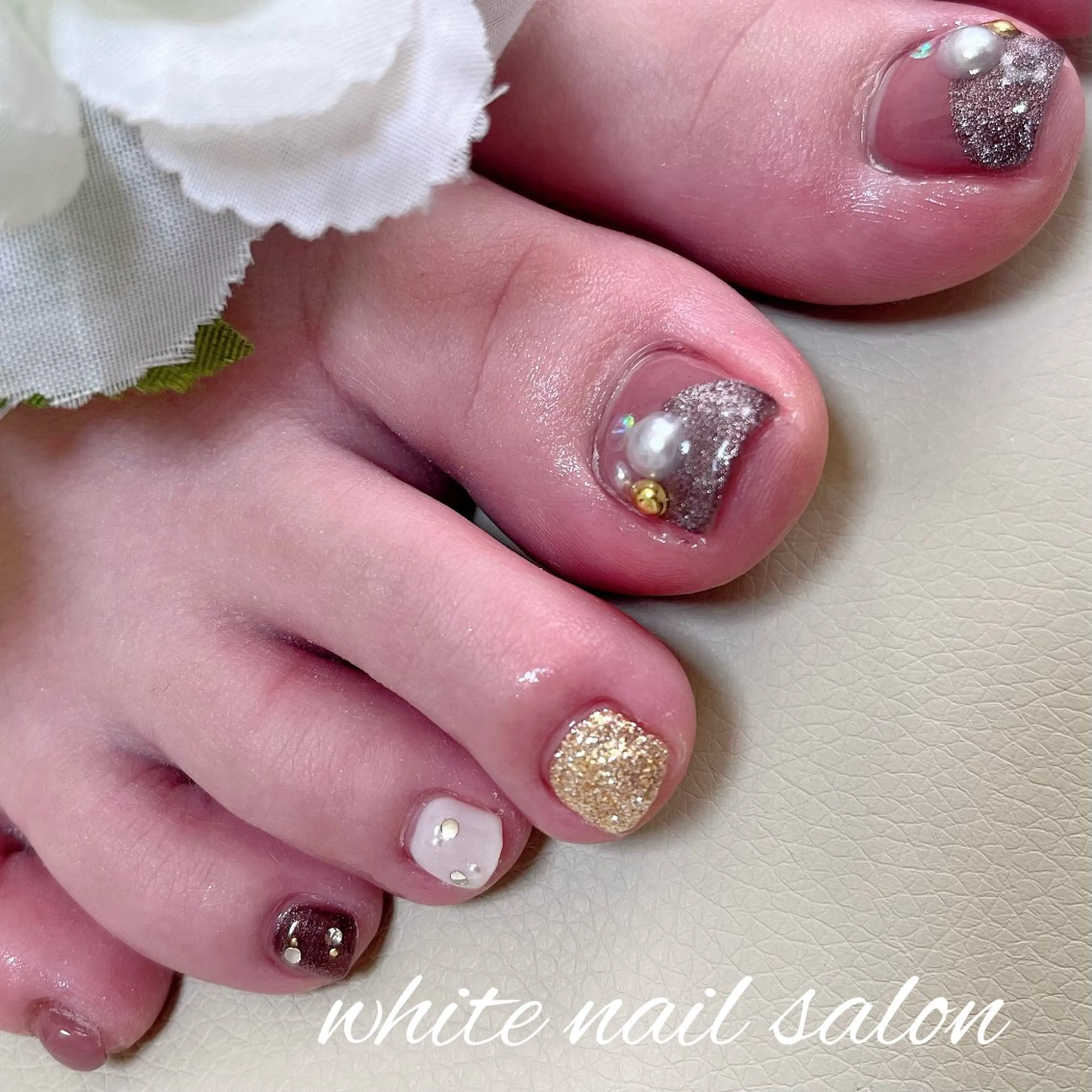 ネイル ラメ(グリッター) フットネイル white nail salonのネイルデザイン