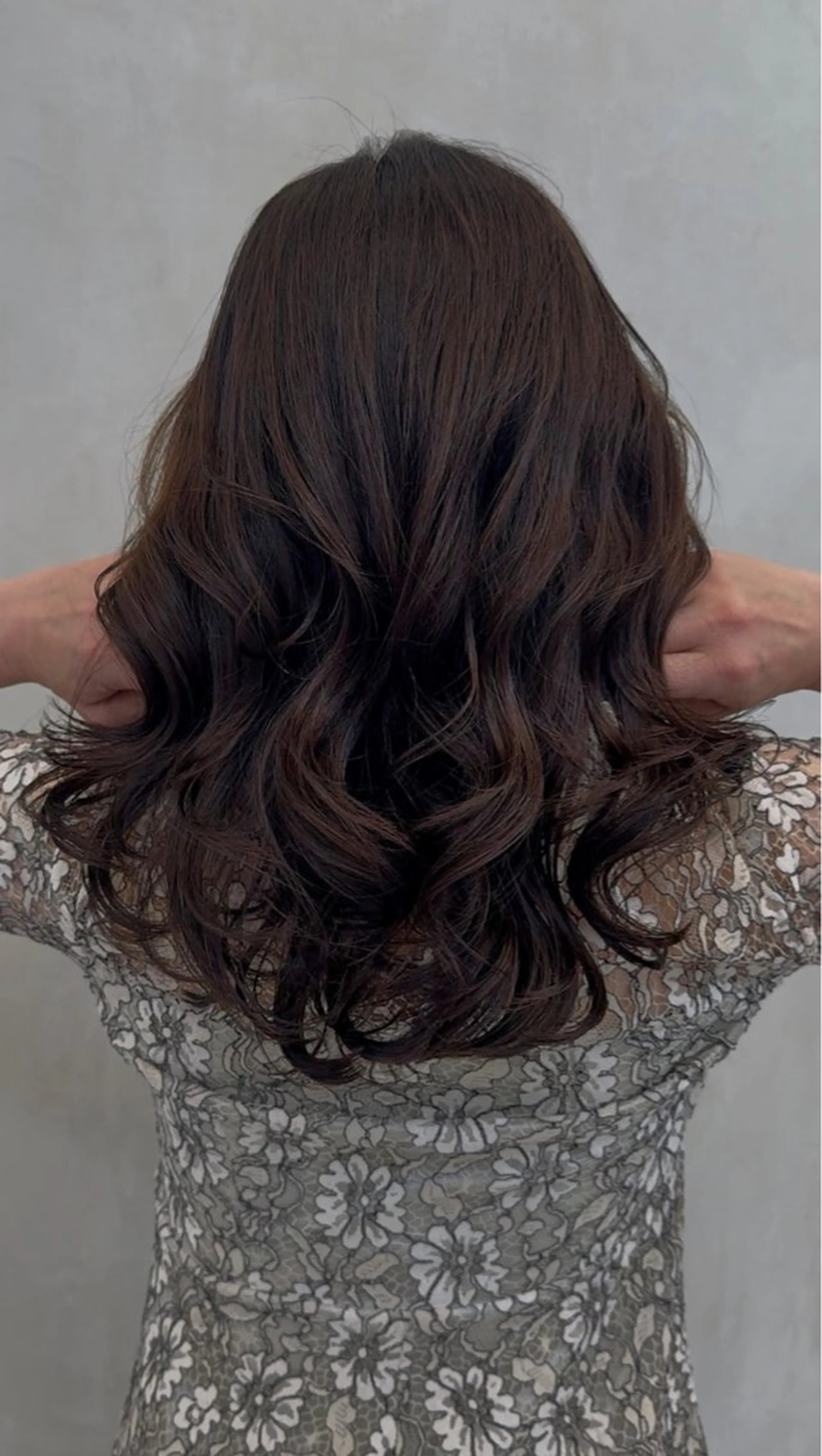 セミロング パーマ ARMONY OMOTESANDO所属・本田秀幸 コテ巻き風パーマのヘアスタイル