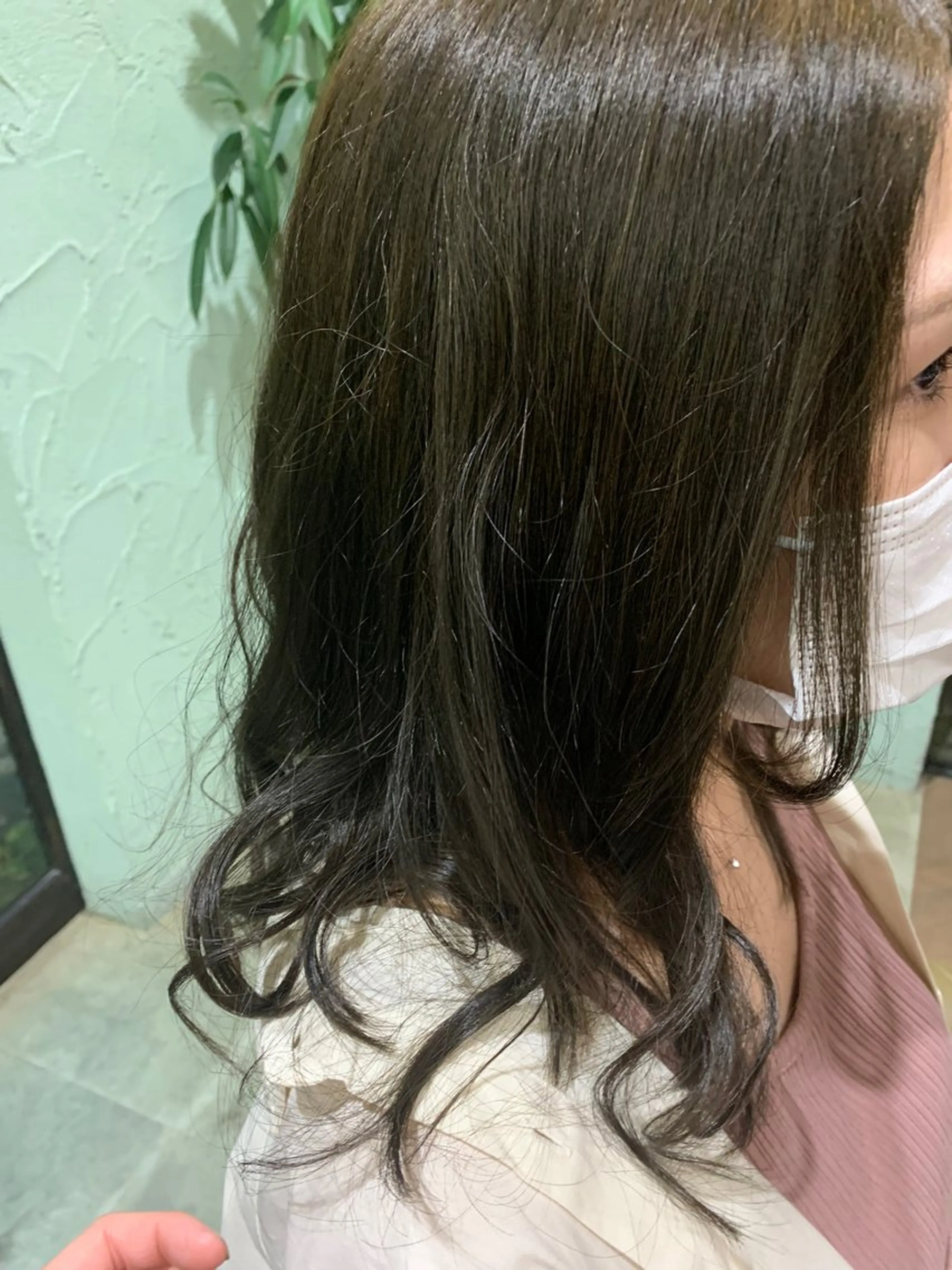 ロング カラー ベージュカラー オリーブベージュ 礒谷 夏帆のヘアスタイル