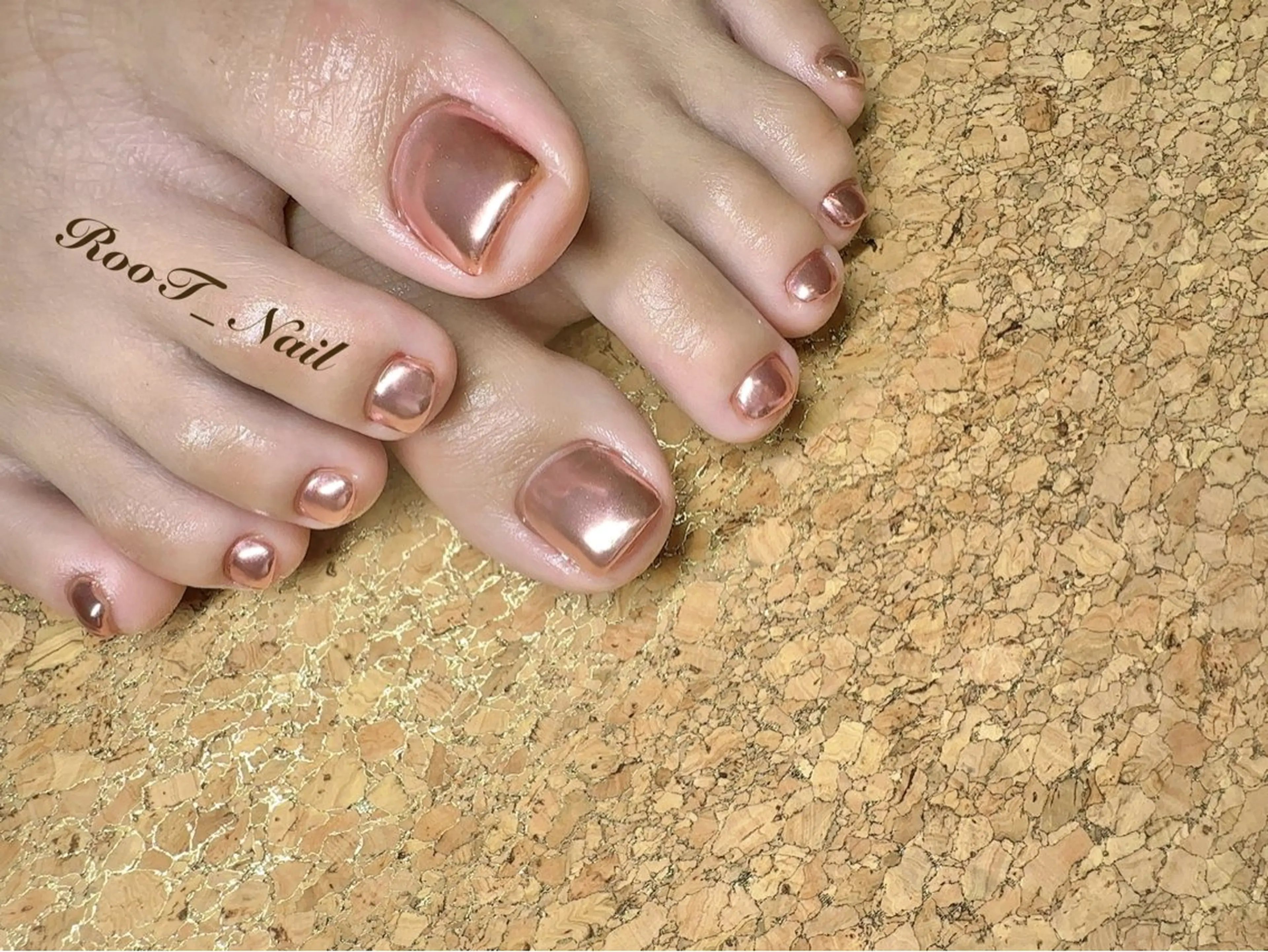 ネイル ミラーネイル ピンク フットネイル RooT Nailのネイルデザイン