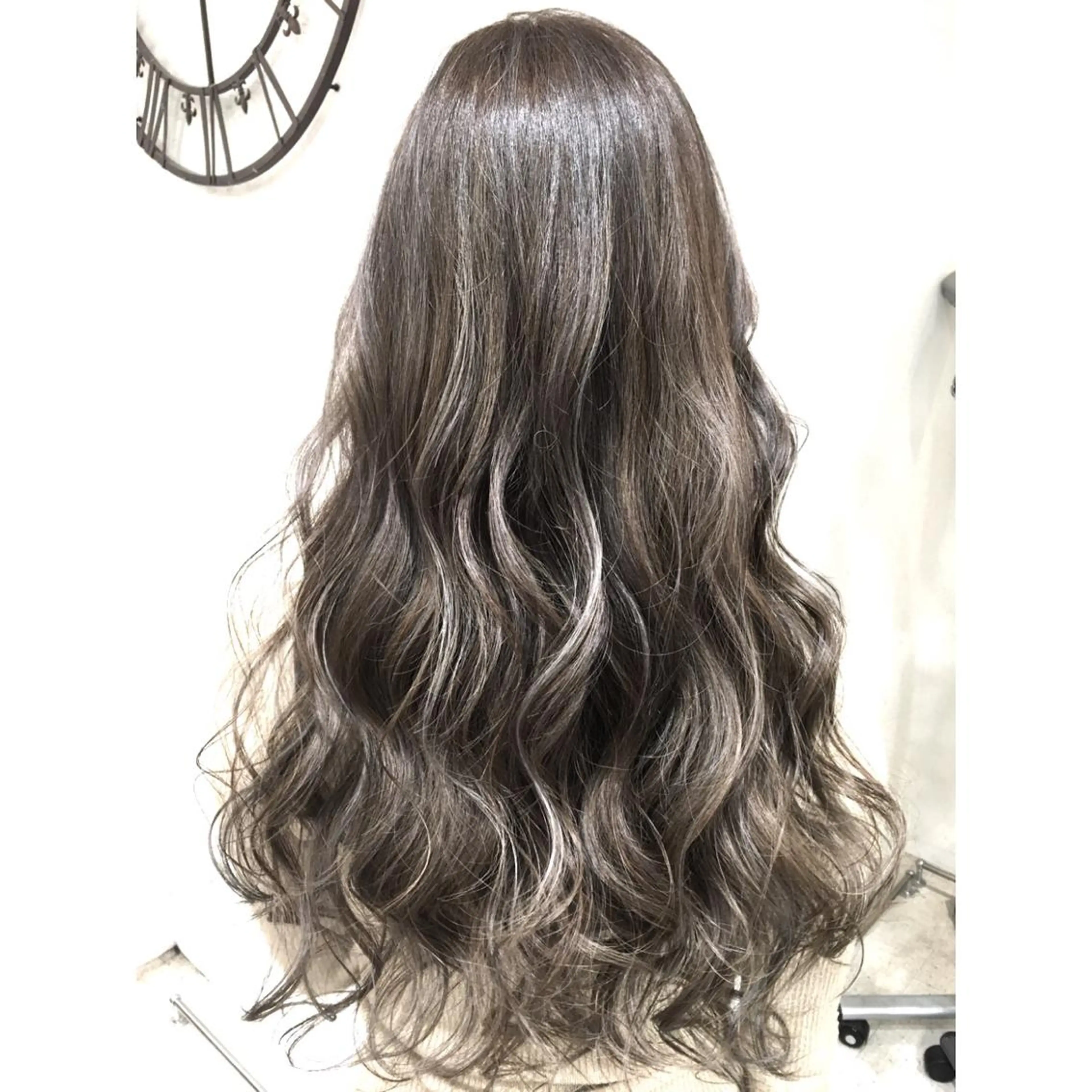 ロング カラー ハイライトカラー シルバー 3Dハイライト ハイライト ヘアカラー トリートメント 井上 一平のヘアスタイル