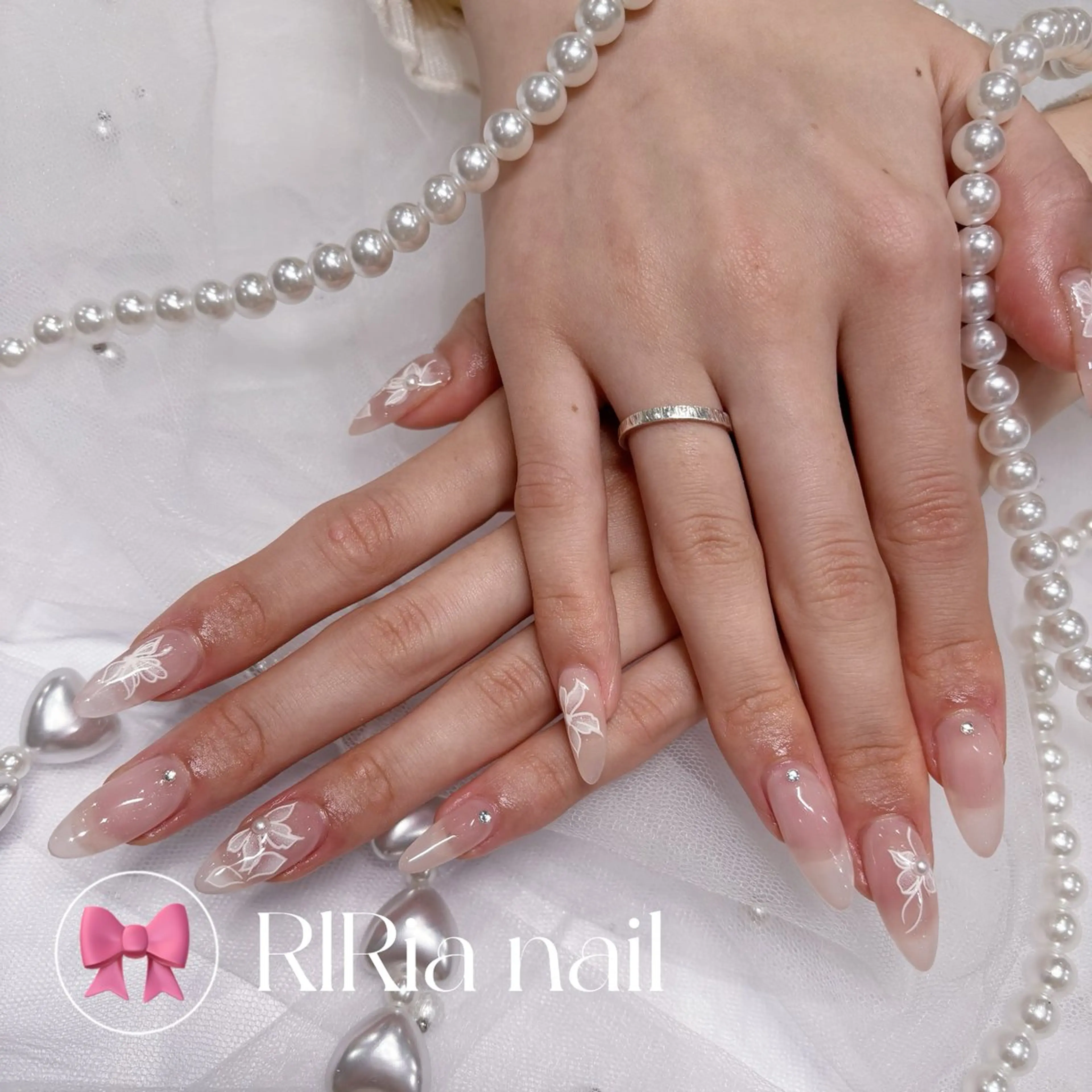 ネイル フラワーネイル リボン ブライダルネイル ホワイト ハンドネイル 🎀『RlRia』（GO TODAY シェアサロン 横浜Solace店内）🎀所属・RlRia .のネイルデザイン