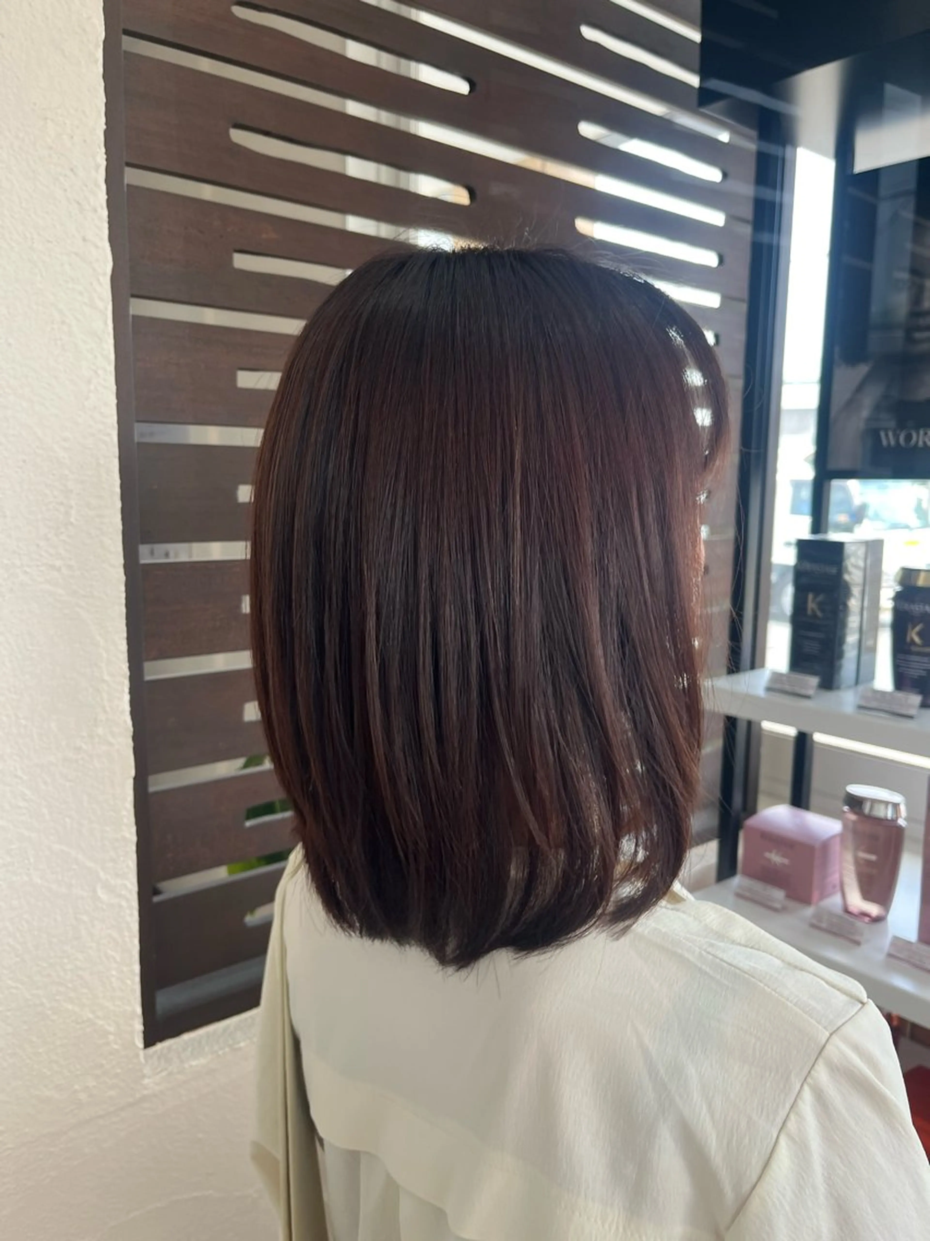 ミディアム 茅根 紗加のヘアスタイル