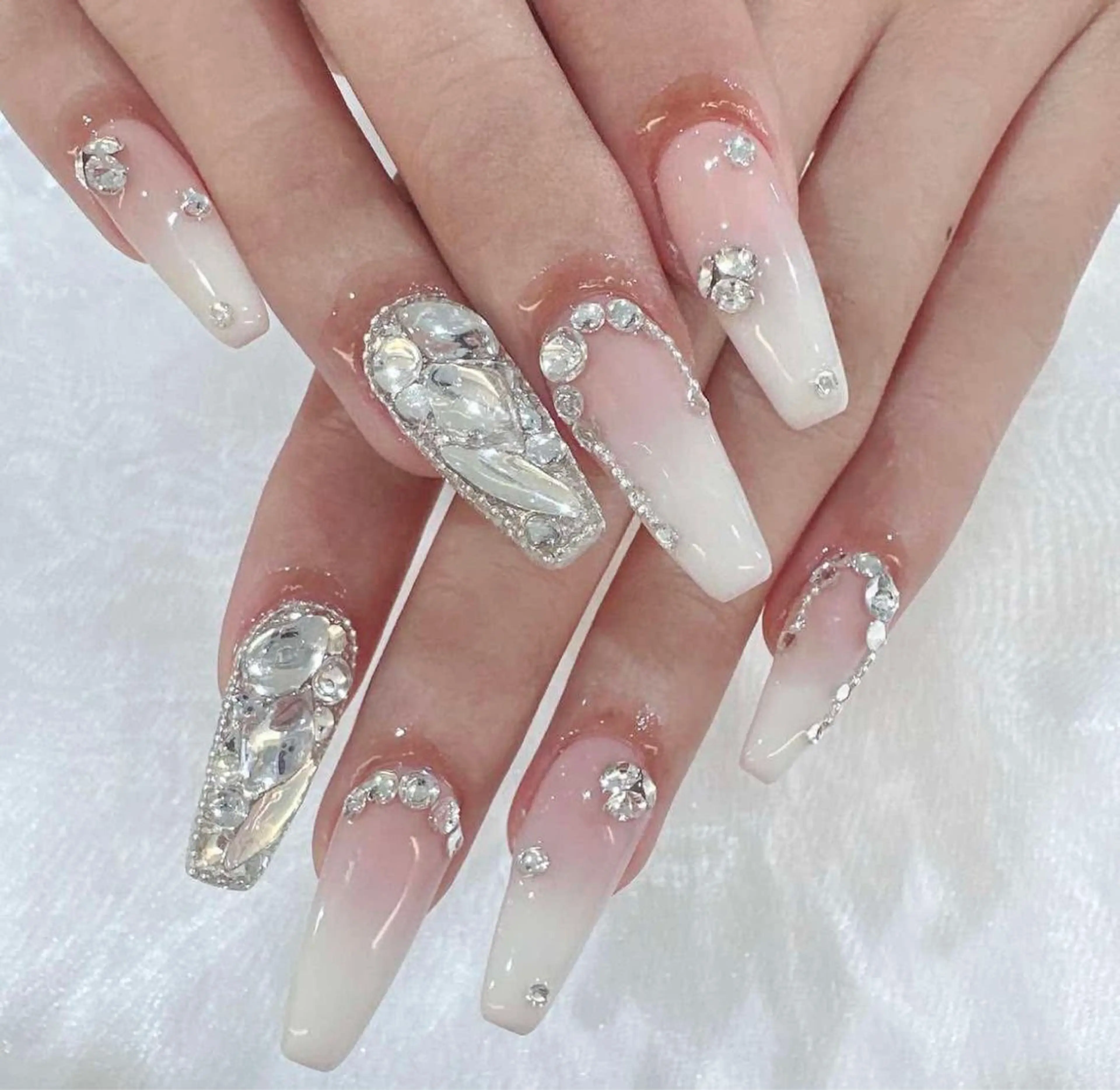 ネイル オーロラネイル クリアネイル フラッシュネイル ジェルネイル グラデーション ハンドネイル Amee Nail Salonのネイルデザイン