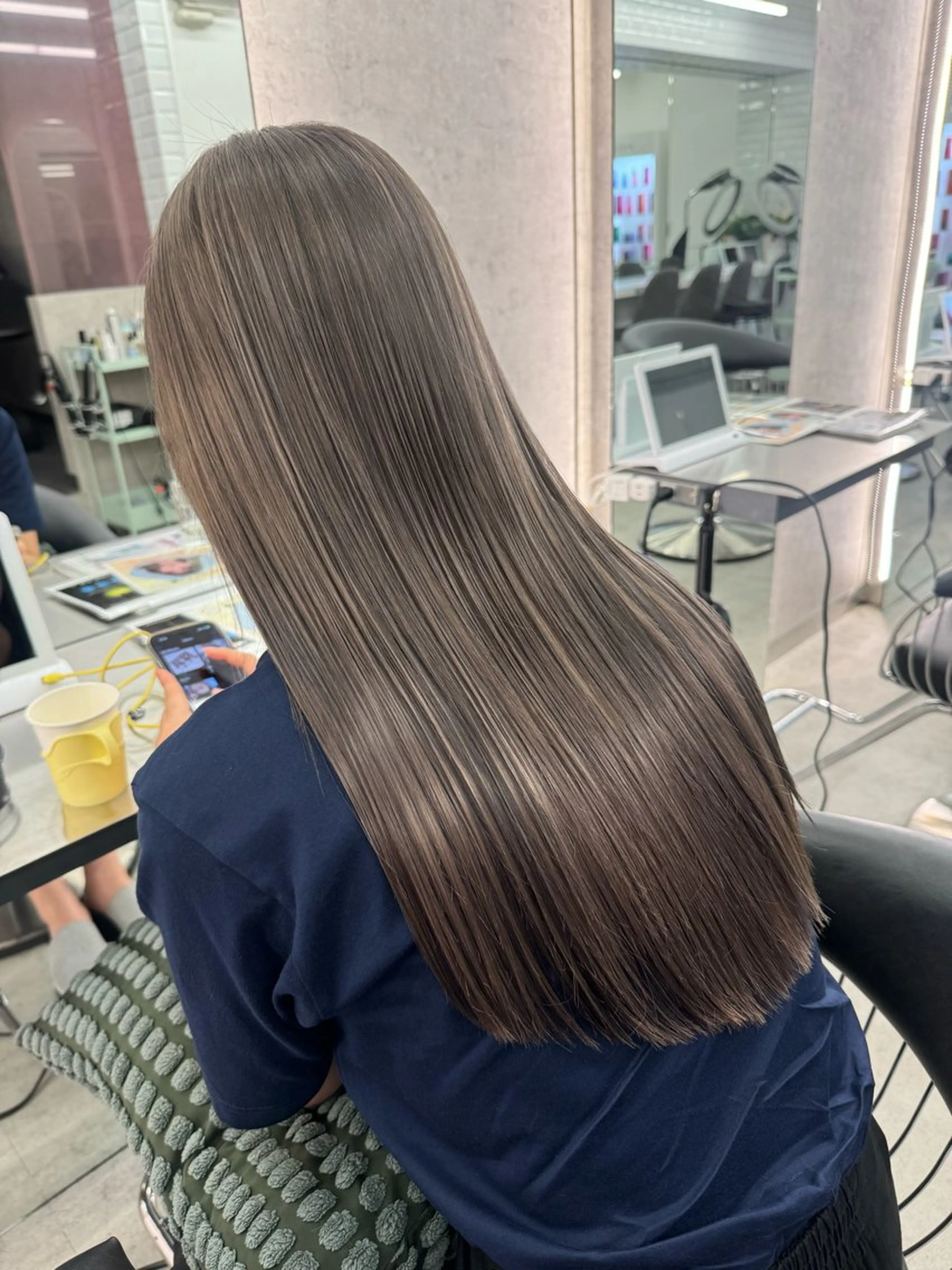 セミロング カラー ブリーチ グレージュ ミルクティーグレージュ Elissumeda所属・ブリーチ特化 梅田本多翔のヘアスタイル