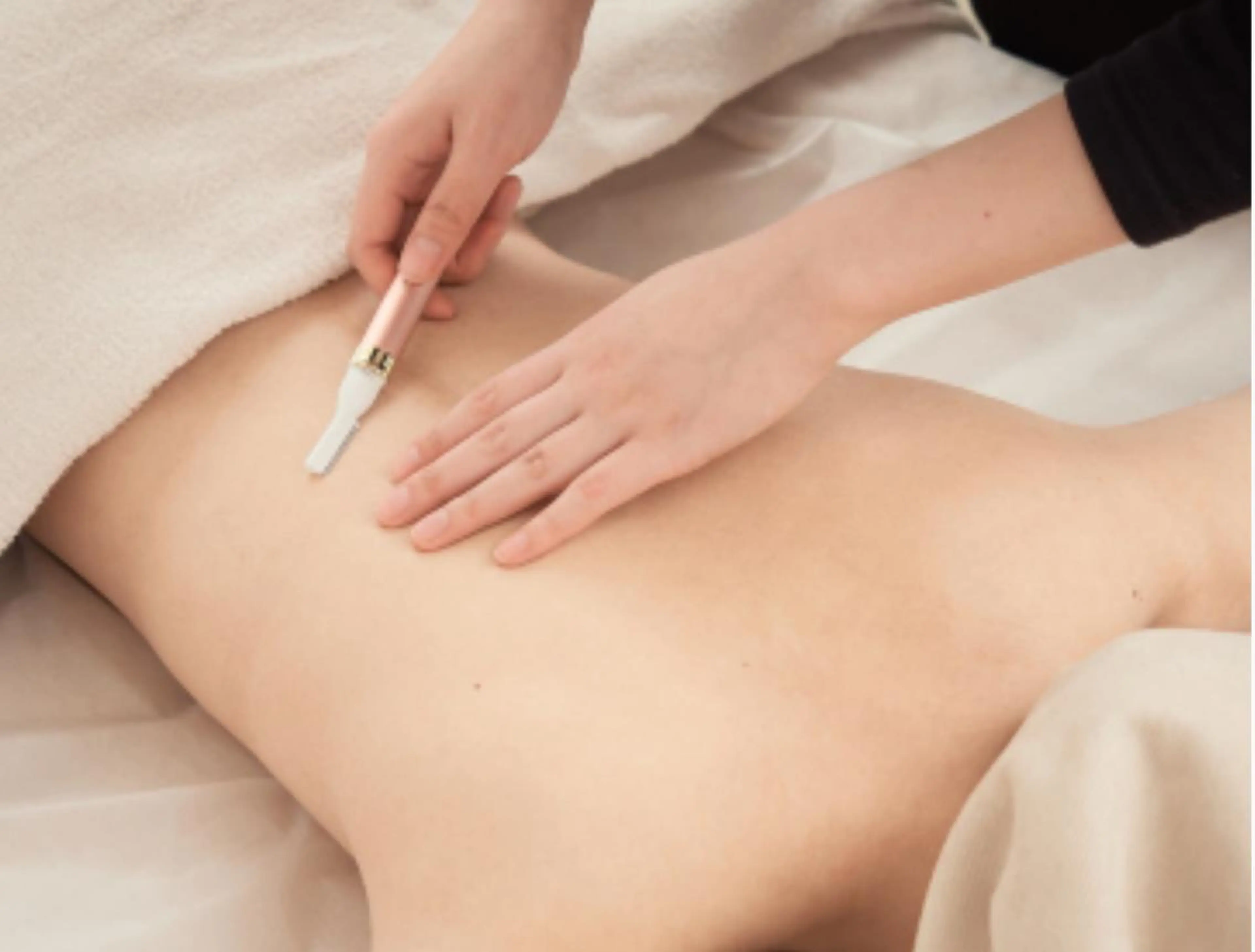 平日10時​〜​15時までのご来店価格❣️背中+うなじ脱毛✨シェービング無料付き。の写真