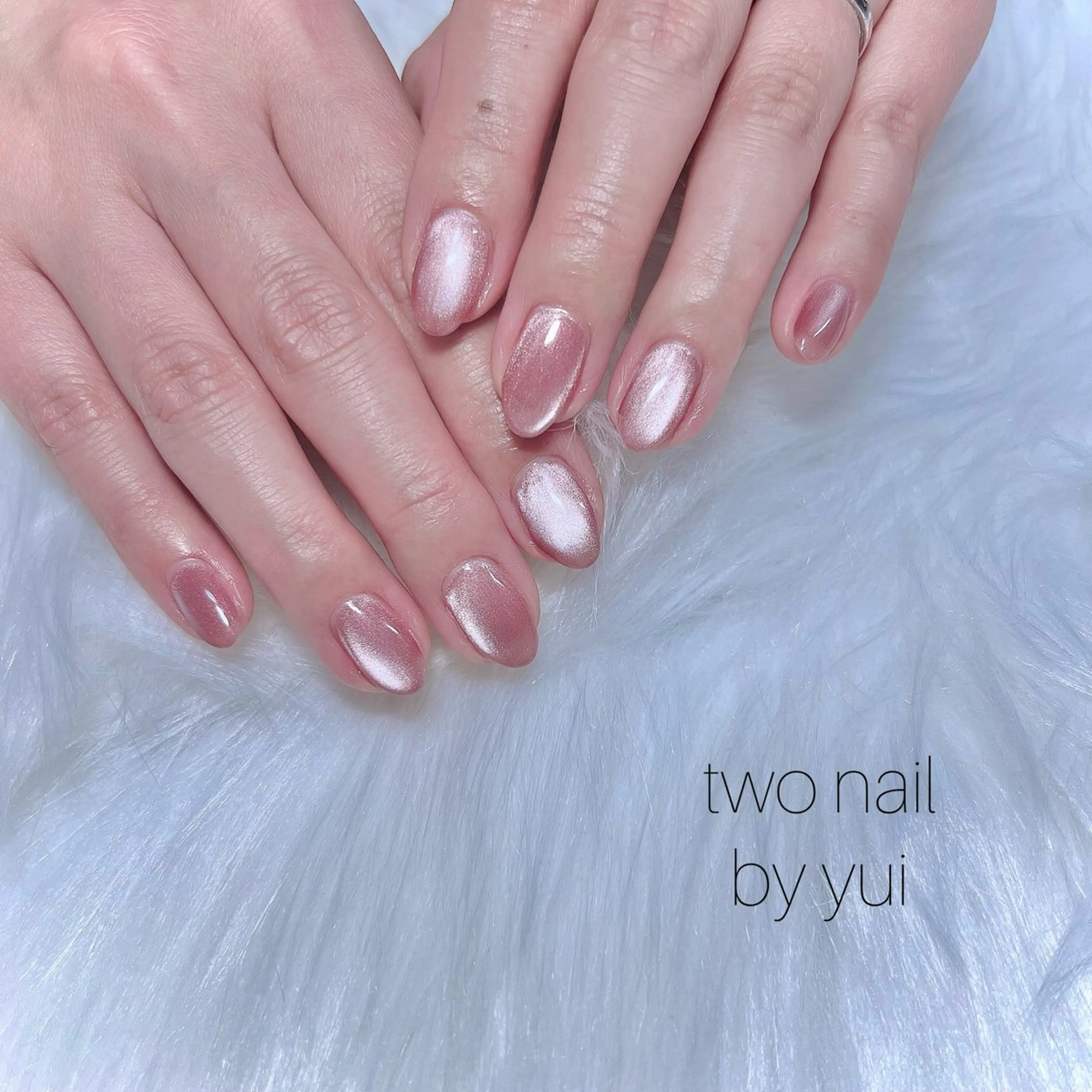 ネイル ブラウン キラキラネイル マグネットネイル ネイルチップ ホワイト ハンドネイル two nailのネイルデザイン