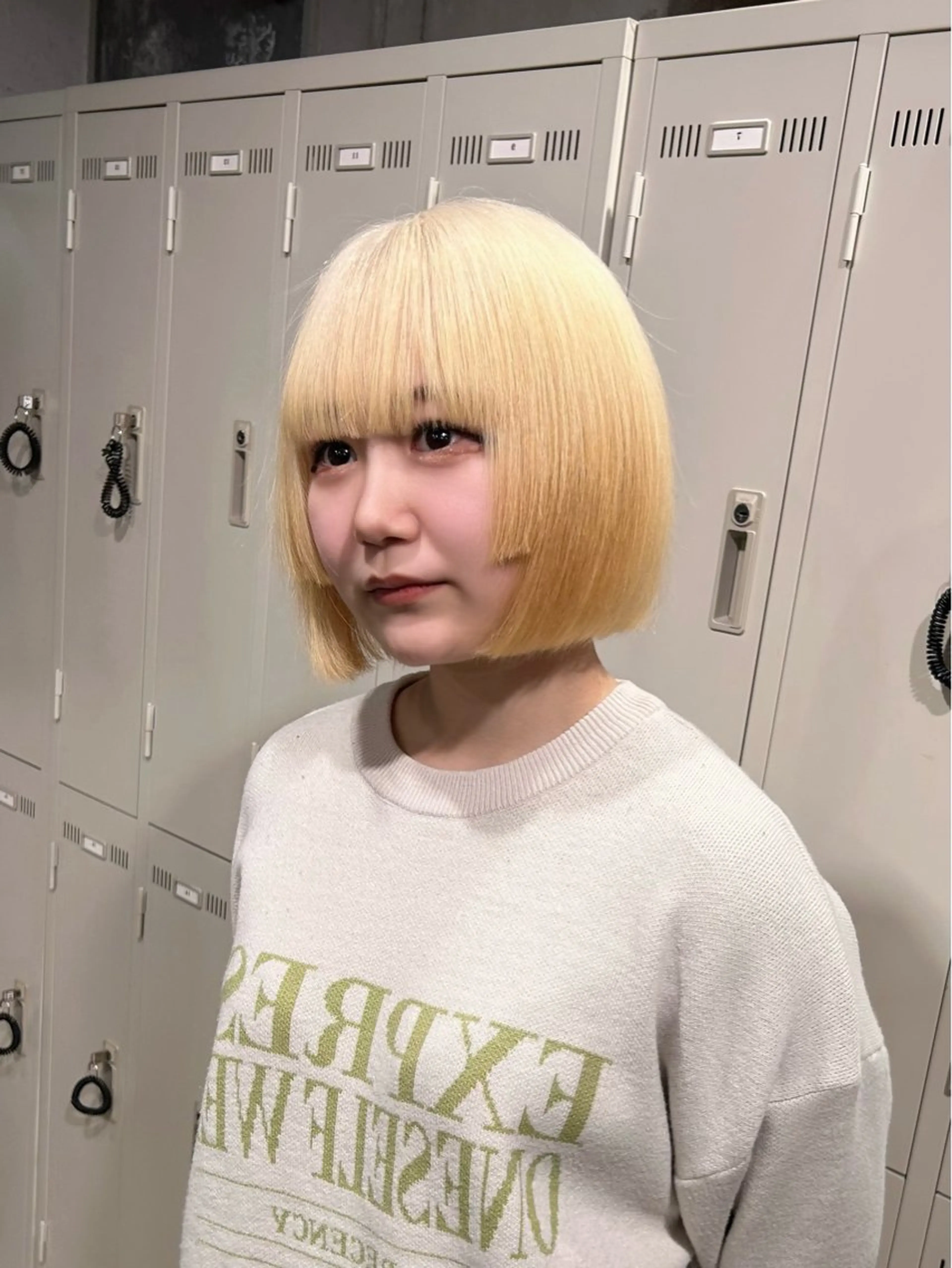 ショート カラー 切りっぱなしボブ ブロンド ハイトーンカラー ボブ カット ヘアカラー トリートメント 僕なら縮毛矯正してて もブリーチできますのヘアスタイル