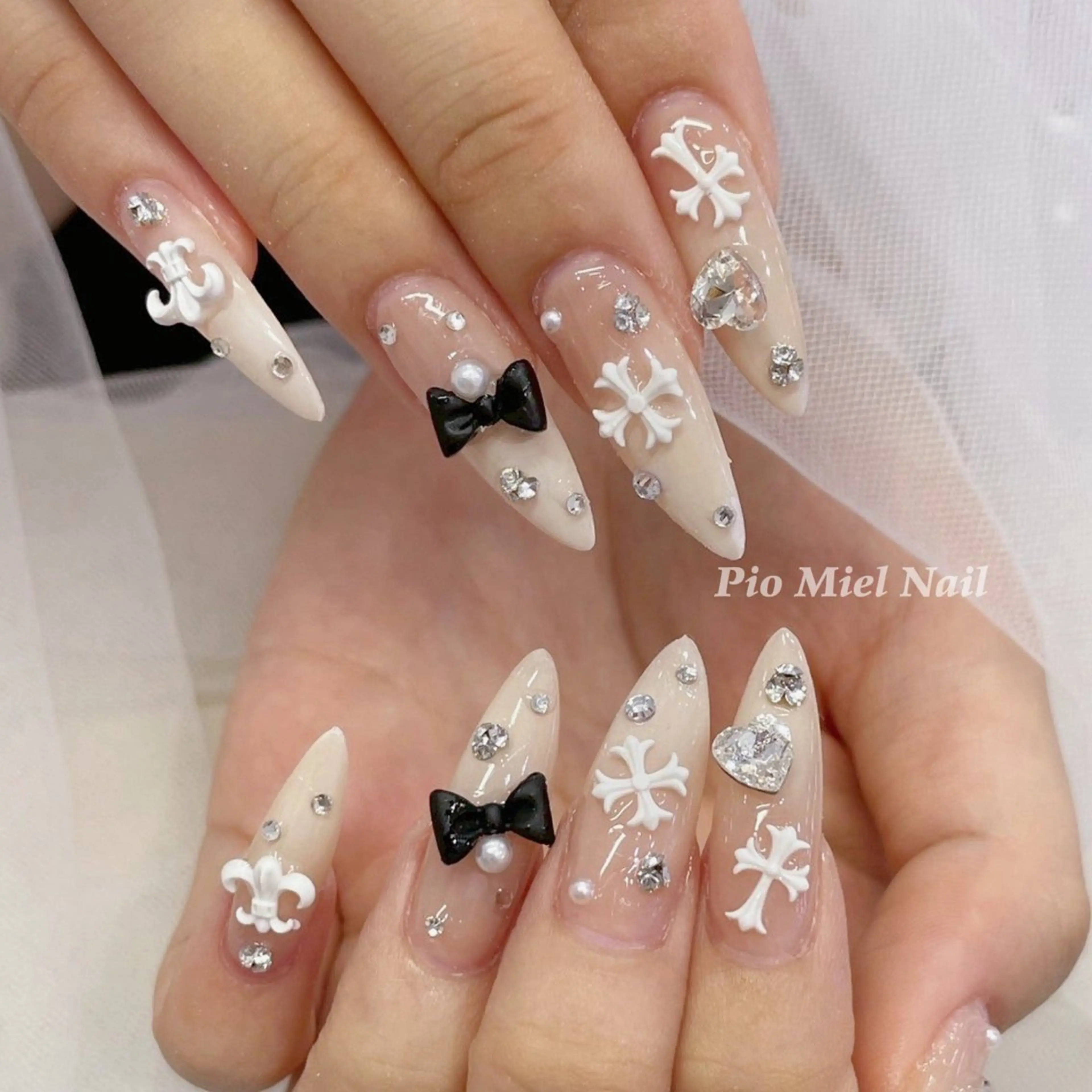 ネイル グラデーション リボン ワンホンネイル ホワイト 冬ネイル ハンドネイル momo 長さだしのネイルデザイン