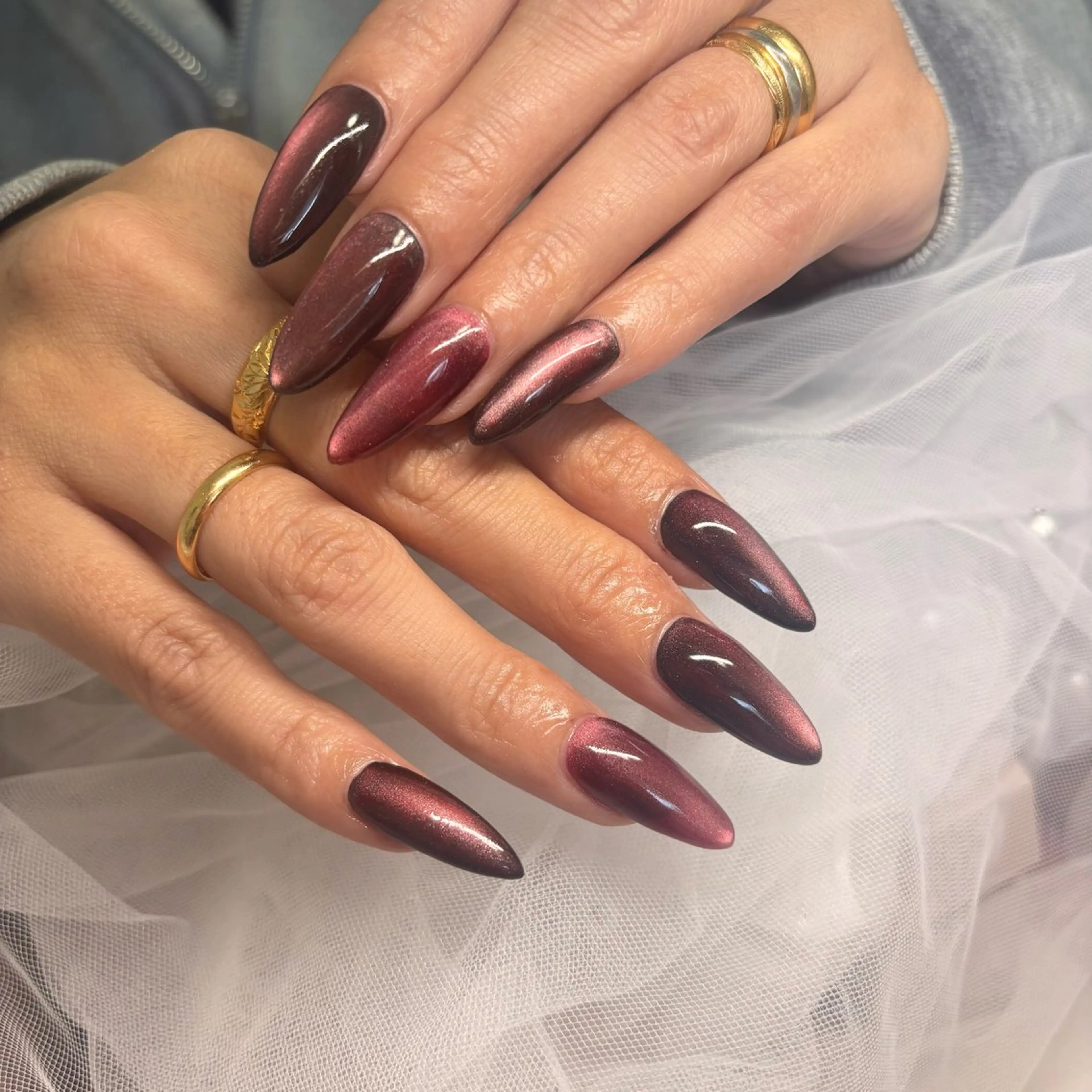 ネイル マグネットネイル 赤色 ハンドネイル RE💟N.NAIL ラテン系お姉さんのネイルデザイン