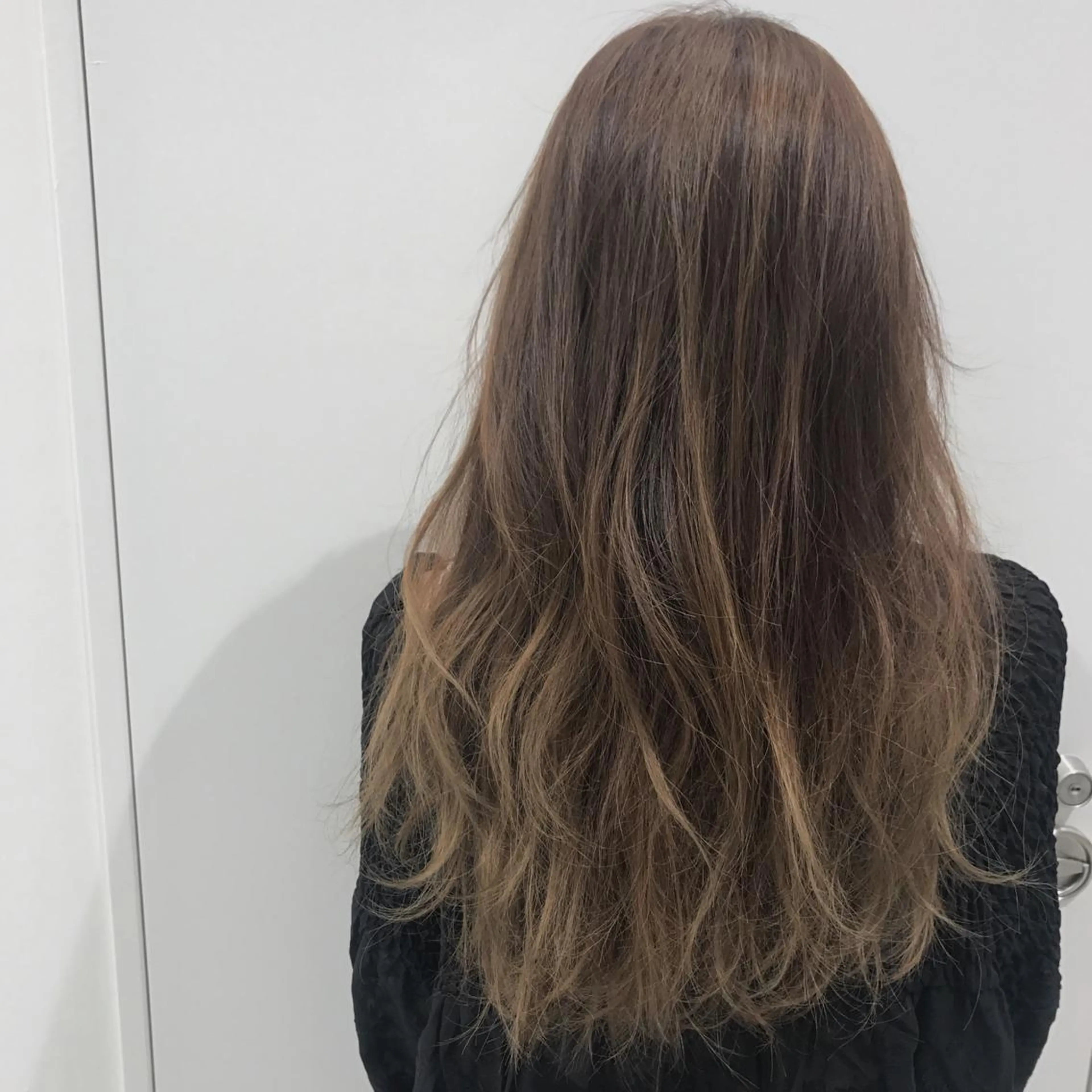 ロング カラー ベージュカラー ハイライトカラー ハイライト AGU akariのヘアスタイル