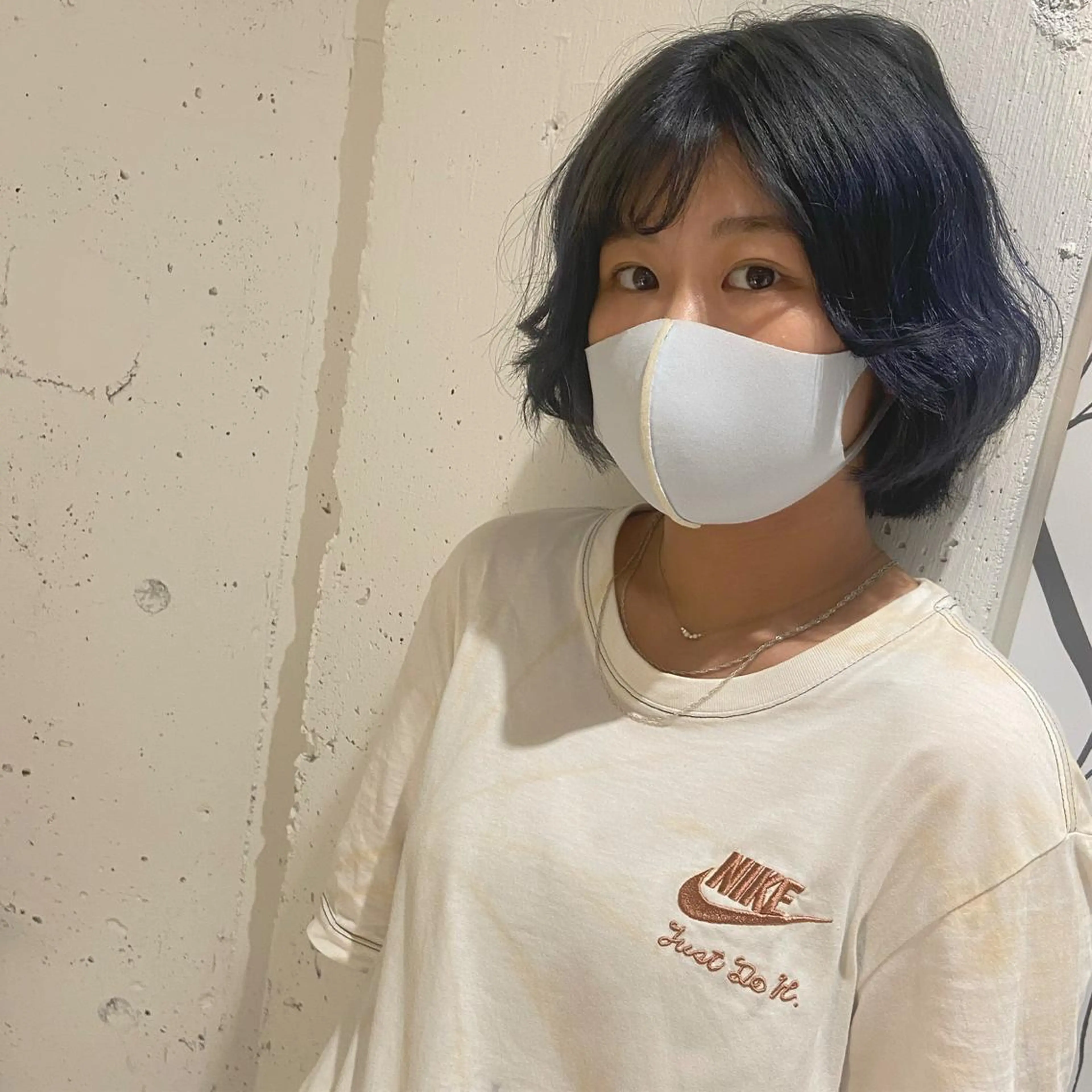 ショート カラー 黒髪 ブリーチ ブルーカラー ブルーブラック ケアブリーチ カジュアルを女っぽく 𝗮𝘆𝗮𝗰𝗼のヘアスタイル