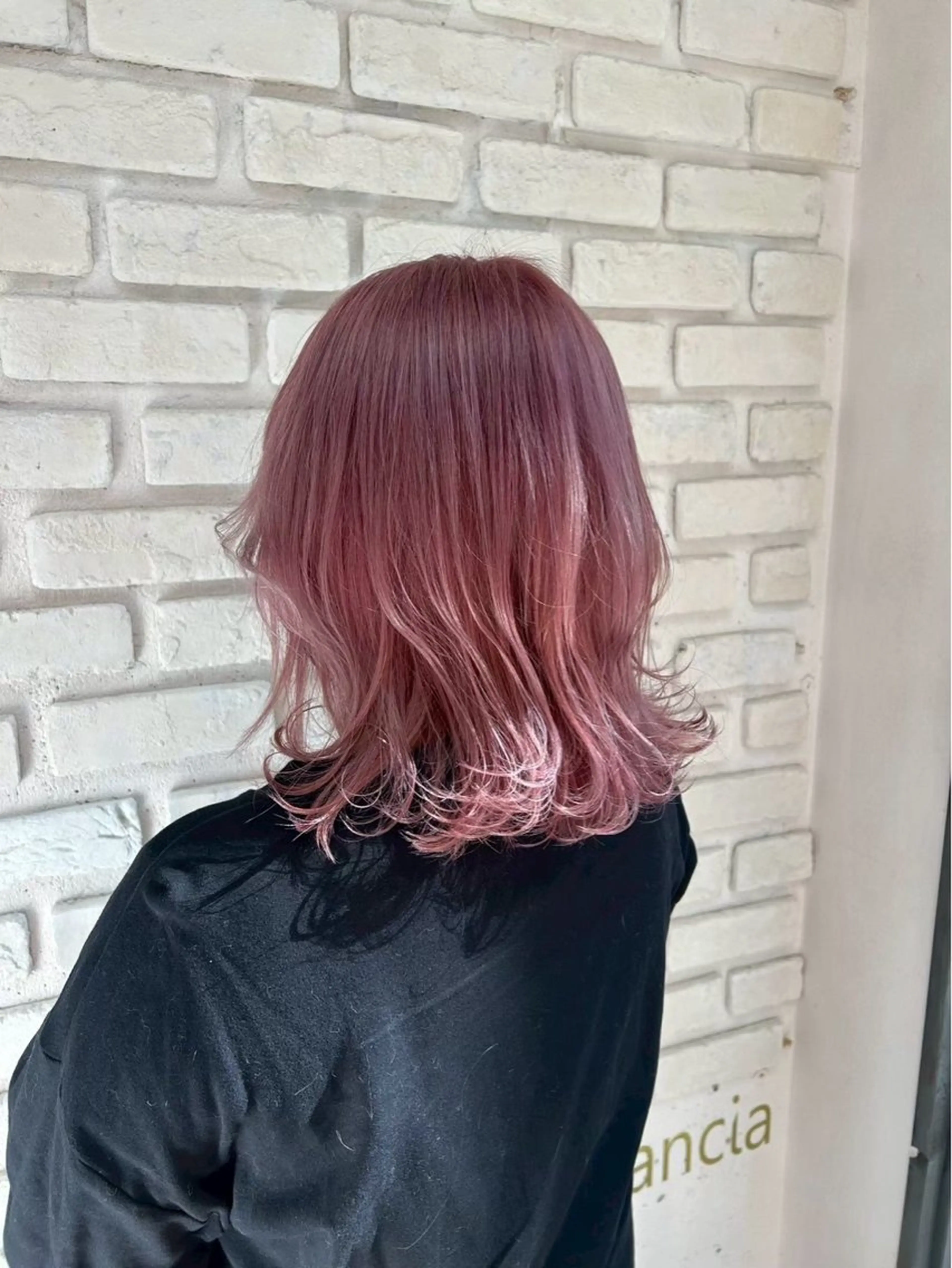 ミディアム しおん @_qliwjsl_のヘアスタイル