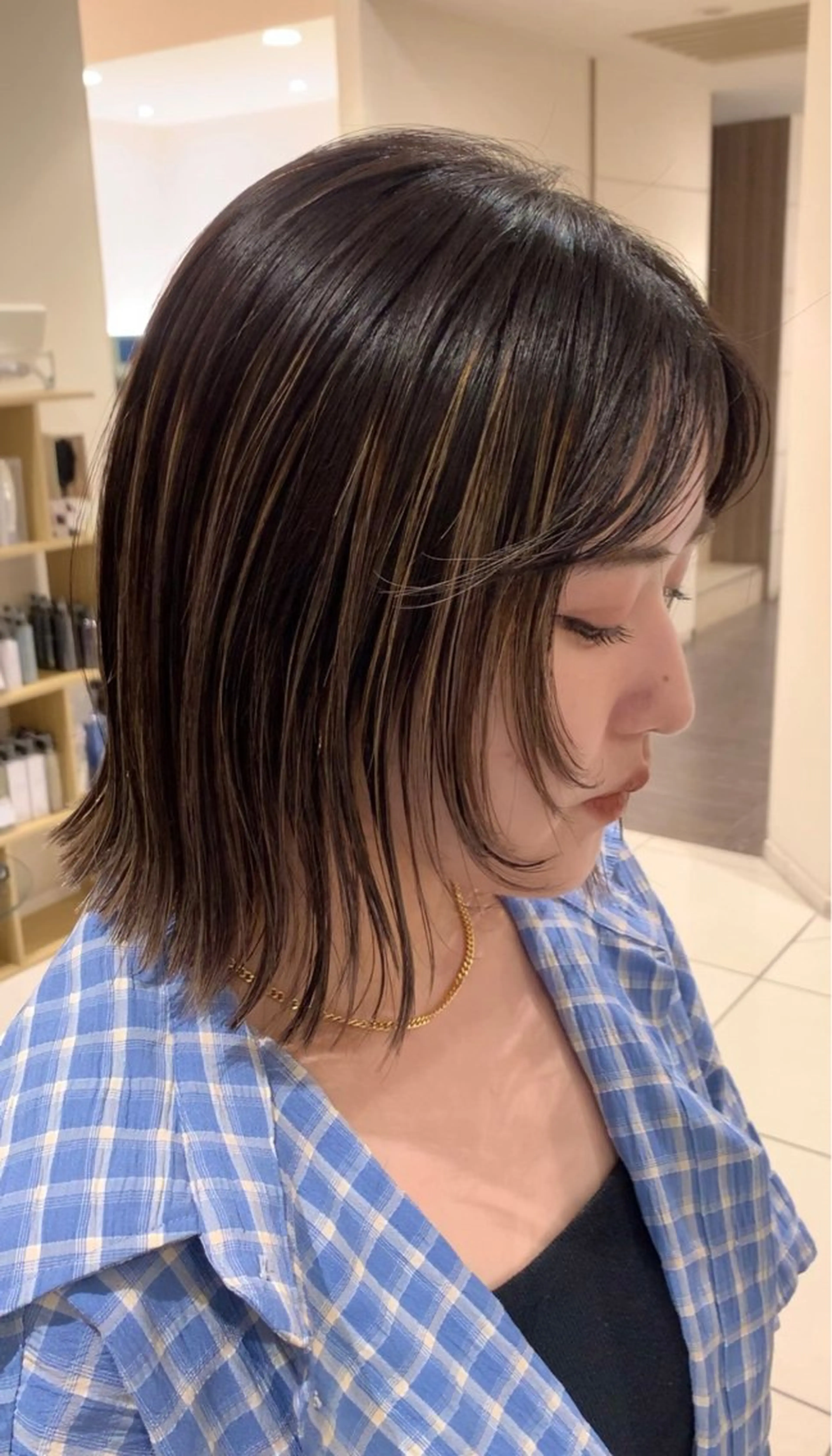 ミディアム 赤みオフの透明感職人 /ケア重視の美髪施術のヘアスタイル