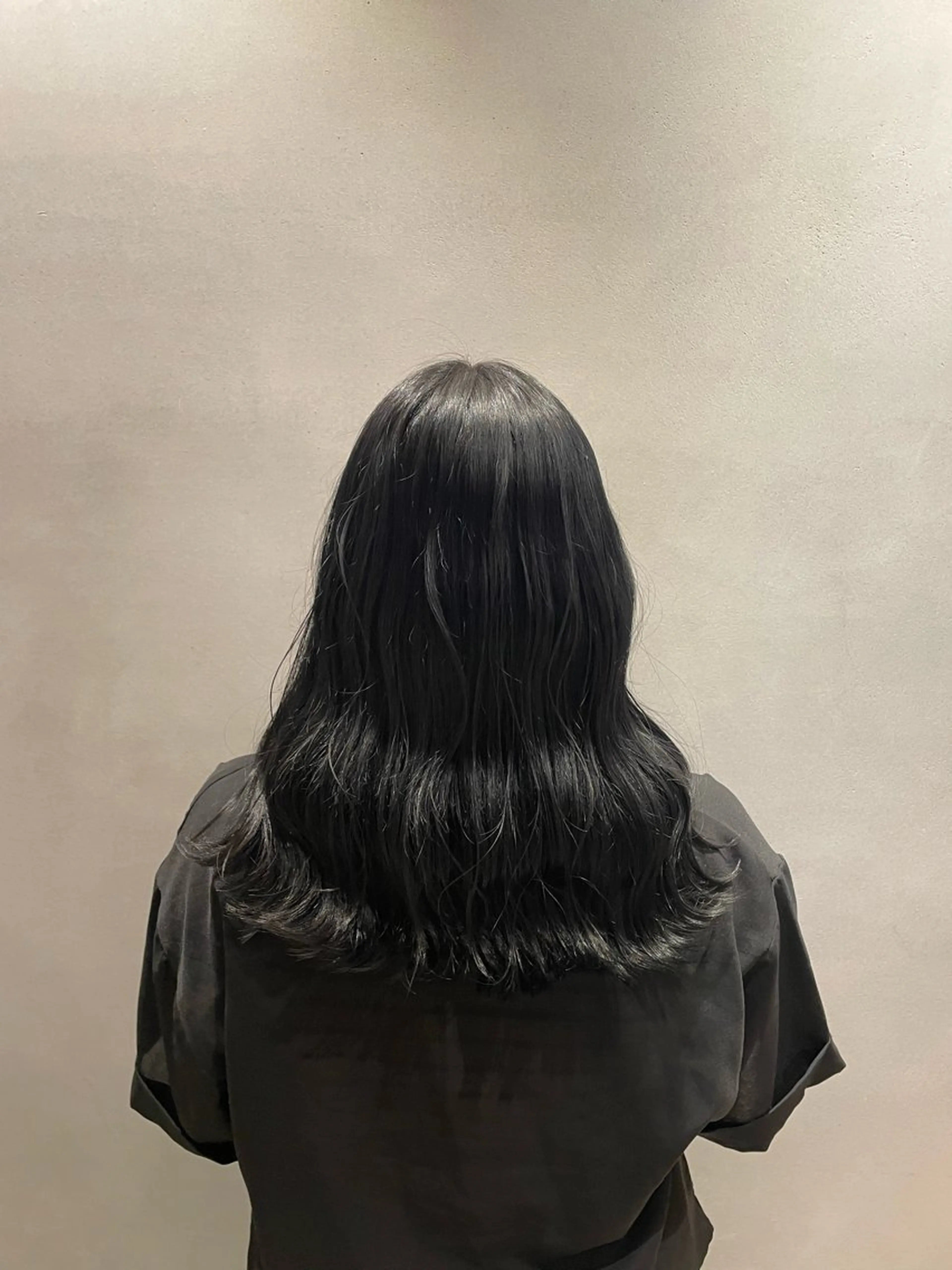 ロング カラー 黒髪 ブルーカラー ブルーブラック 森 遥菜のヘアスタイル