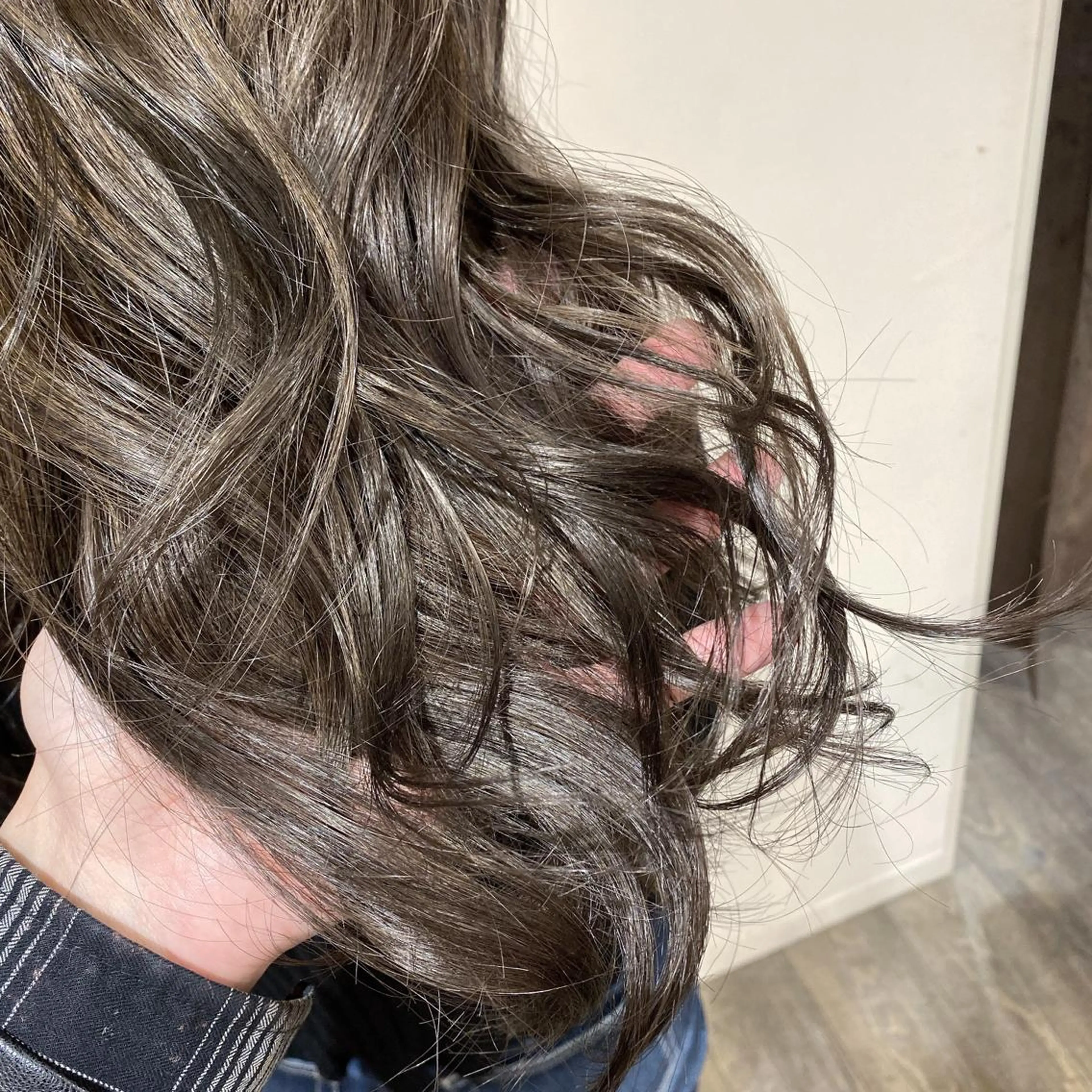 ミディアム カラー アッシュ アッシュグレー アッシュグレージュ バレイヤージュ ミストバング AMI Hair  supply所属・髪質改善カラー 韓国風レイヤーのヘアスタイル