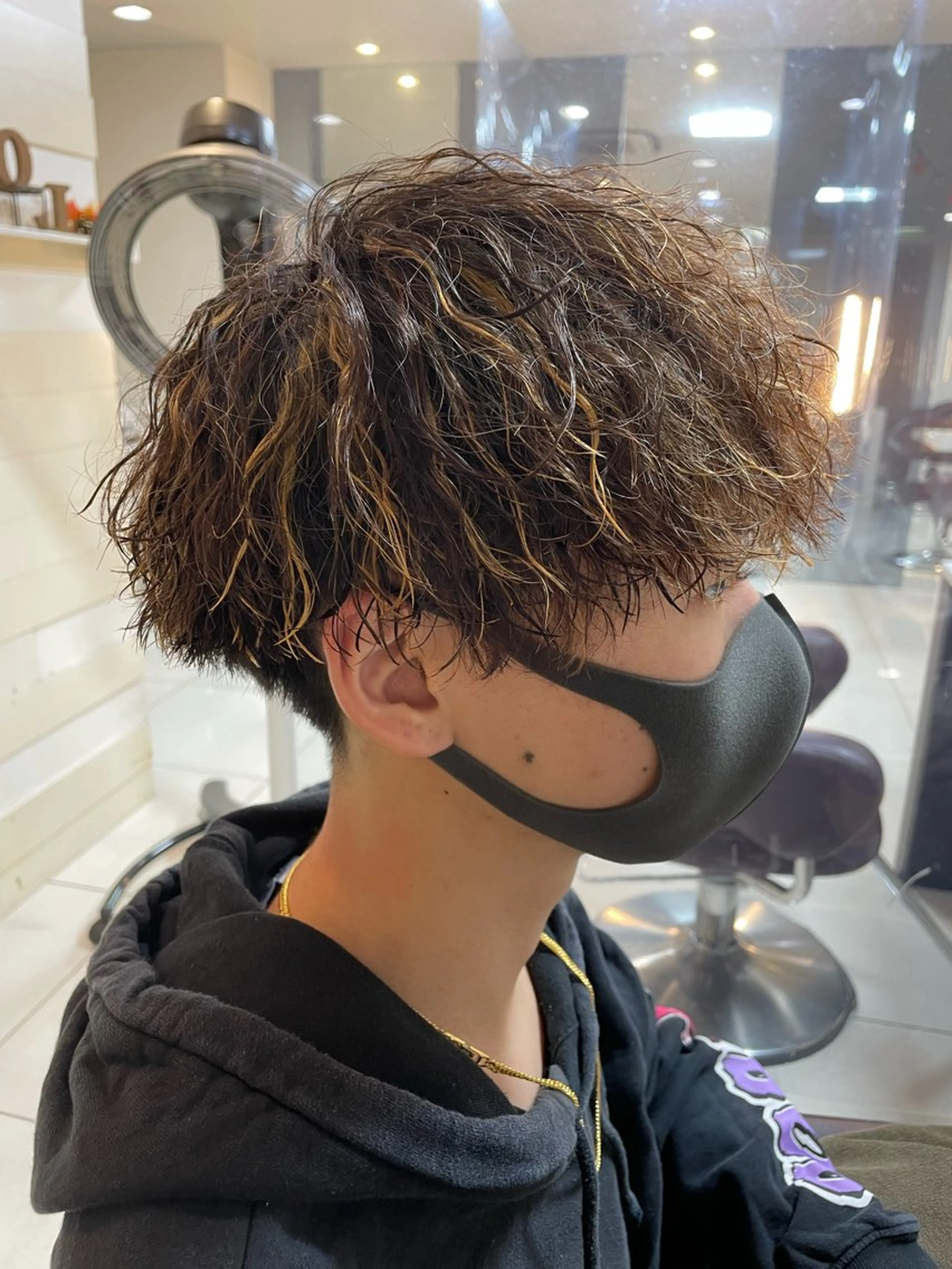 ミディアム パーマ ミディアムパーマ ハイライト SHUN メンズパーマのヘアスタイル