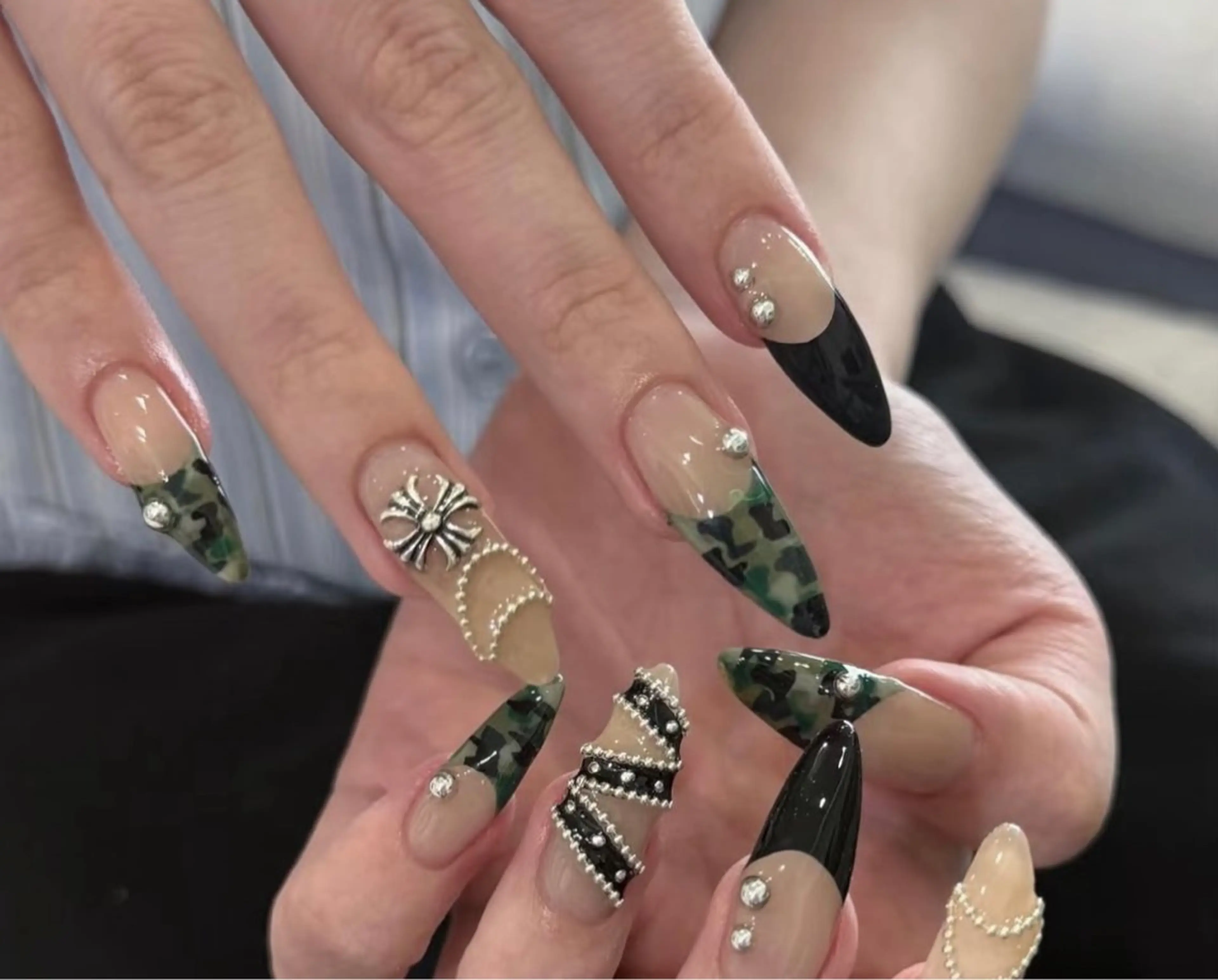 ネイル チークネイル フレンチネイル ジェルネイル ガーリー キラキラネイル ハンドネイル 高橋 雪のネイルデザイン