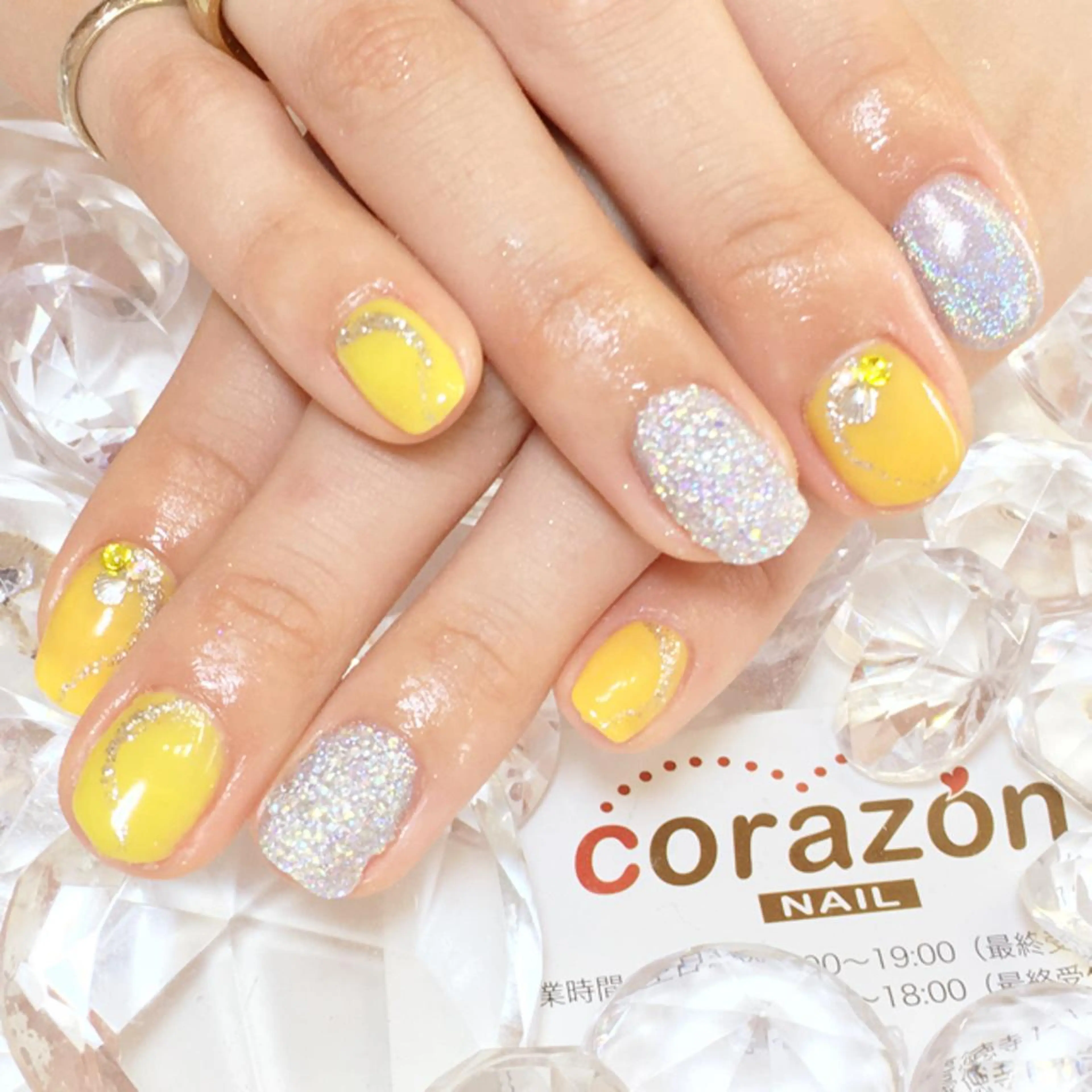 ネイル アートネイル オーロラネイル シルバー ストーンネイル 黄色 corazon所属・ネイリスト aicoのネイルデザイン