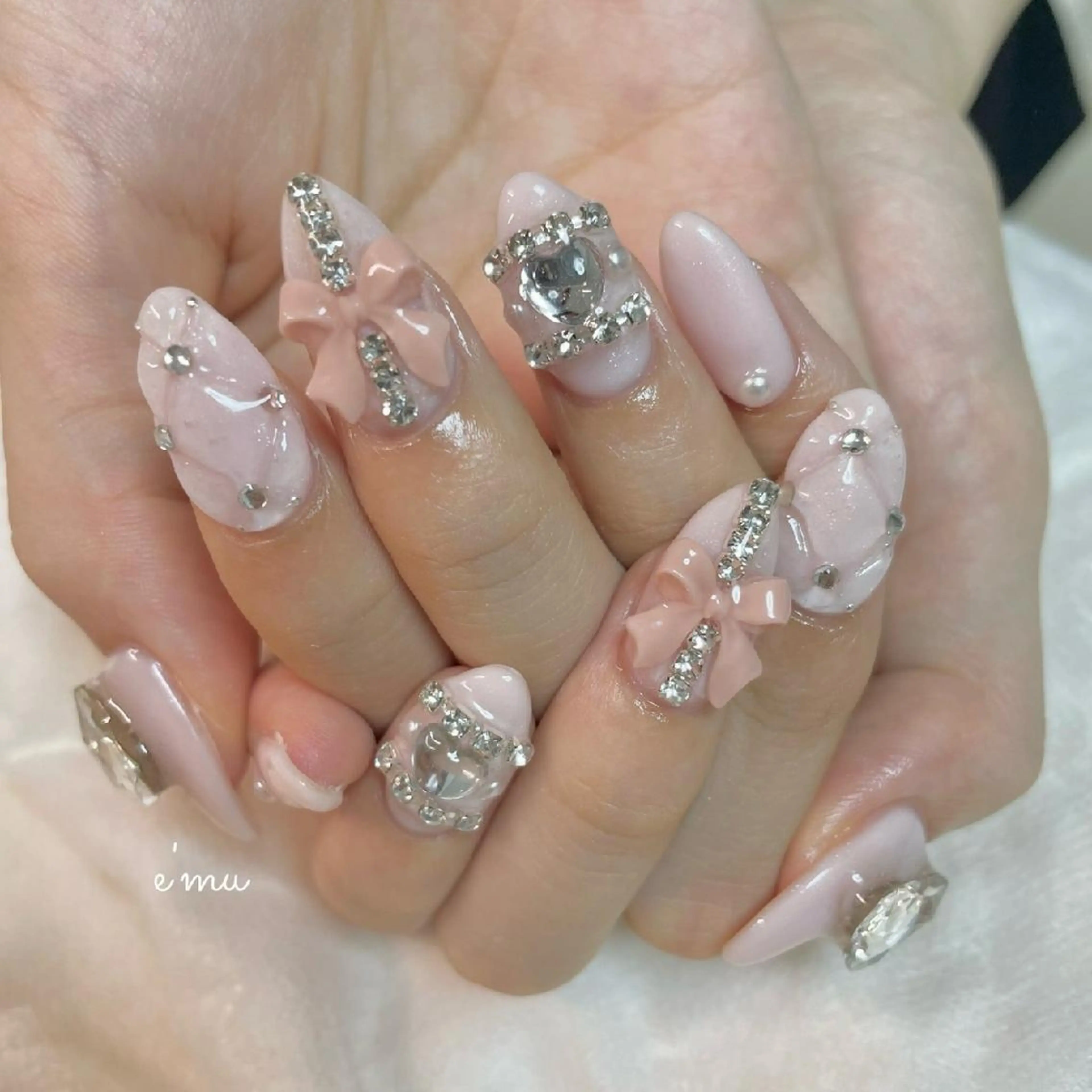 ネイル ガーリー キラキラネイル リボン nail salon e'mu💐のネイルデザイン