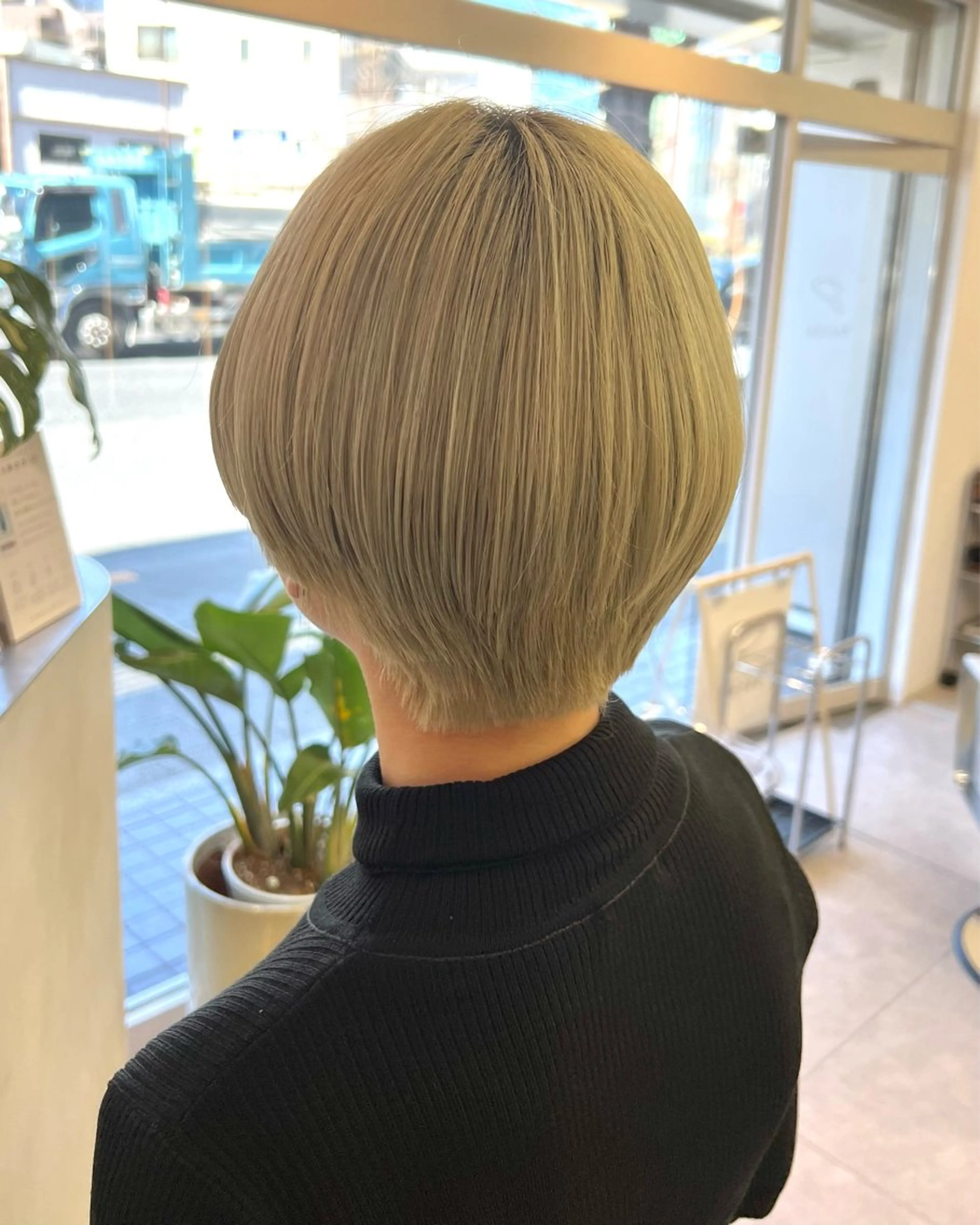 ショート カラー 小森聖奈 韓国風レイヤーカットのヘアスタイル