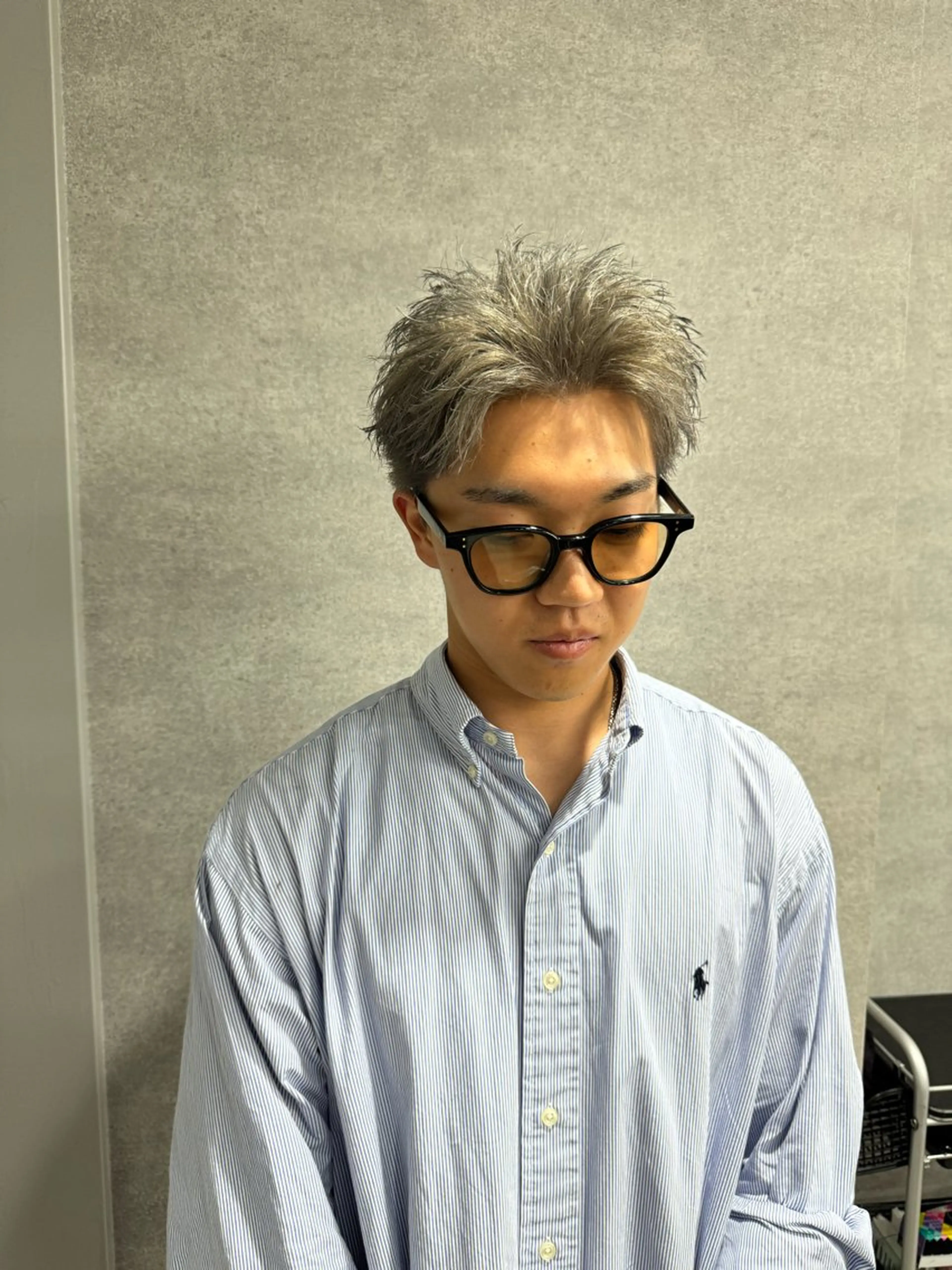 ショート カラー パーマ ヘアアレンジ メンズ メンズブリーチ センターパート メンズハイライト メンズハイトーン マッシュ カット ヘアカラー トリートメント ヘッドスパ ヘアセット スパイキー/フェザー /波巻き/かいとのヘアスタイル