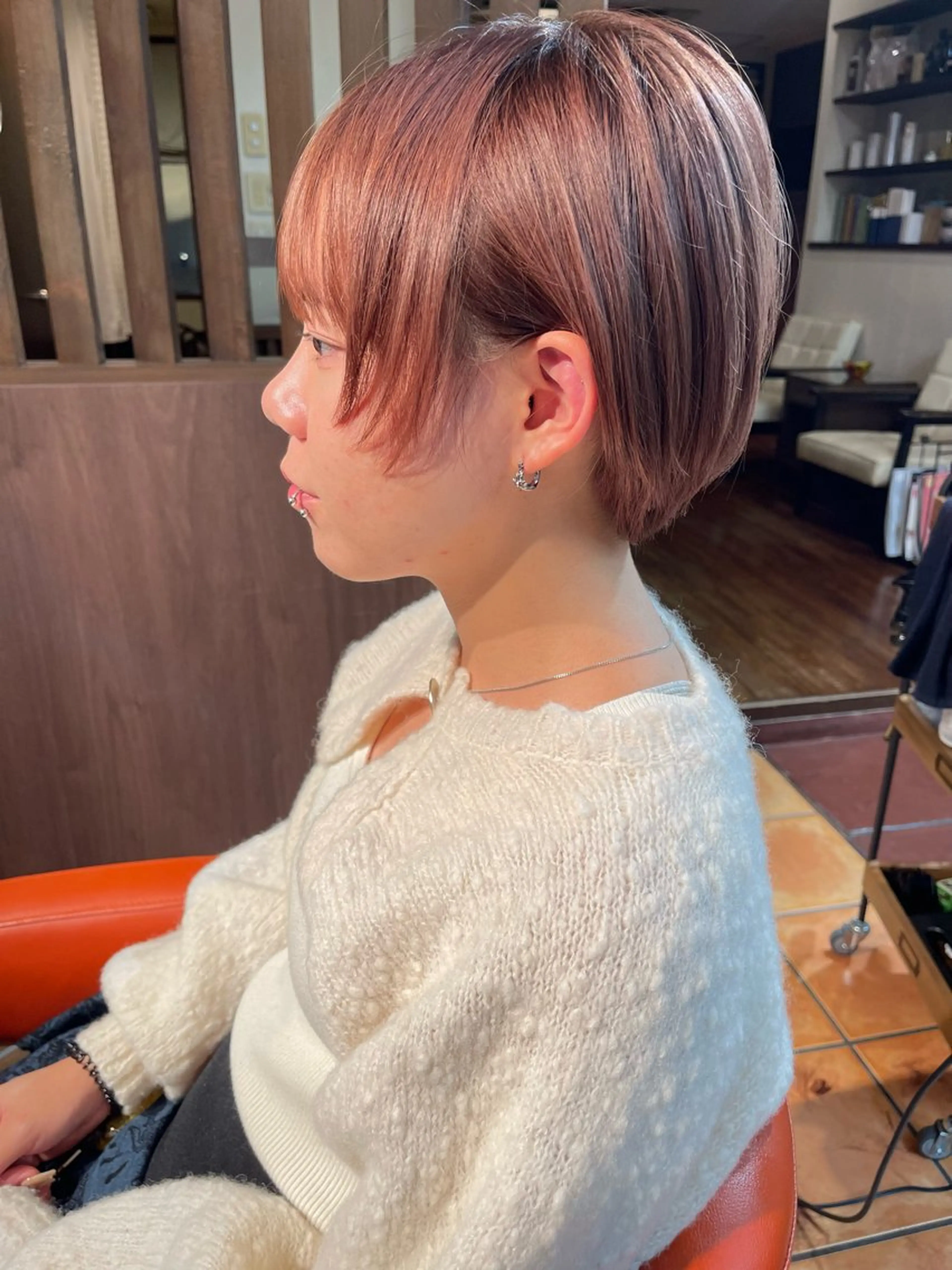 ショート カラー ベージュカラー ピンクカラー ピンクベージュ ボブ 小顔カット カット ヘアカラー トリートメント 髪質改善ｶﾗｰ ｹｱﾌﾞﾘｰﾁ/ﾀﾑのヘアスタイル