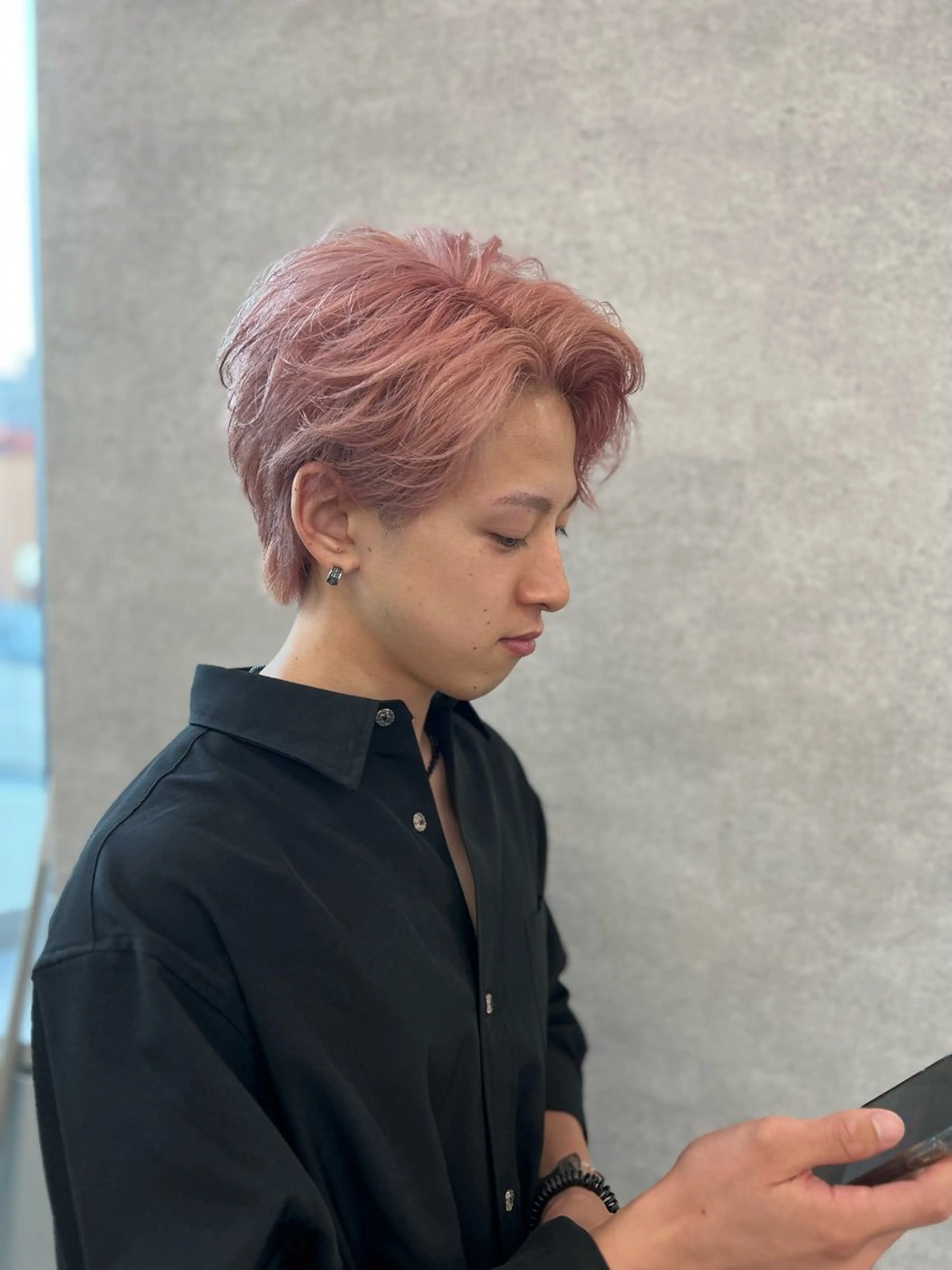 ショート カラー メンズ ベージュカラー ピンクカラー ピンクベージュ ヘアカラー 垢抜けハイトーン☀／ 笑顔の美容師／しゅんのヘアスタイル