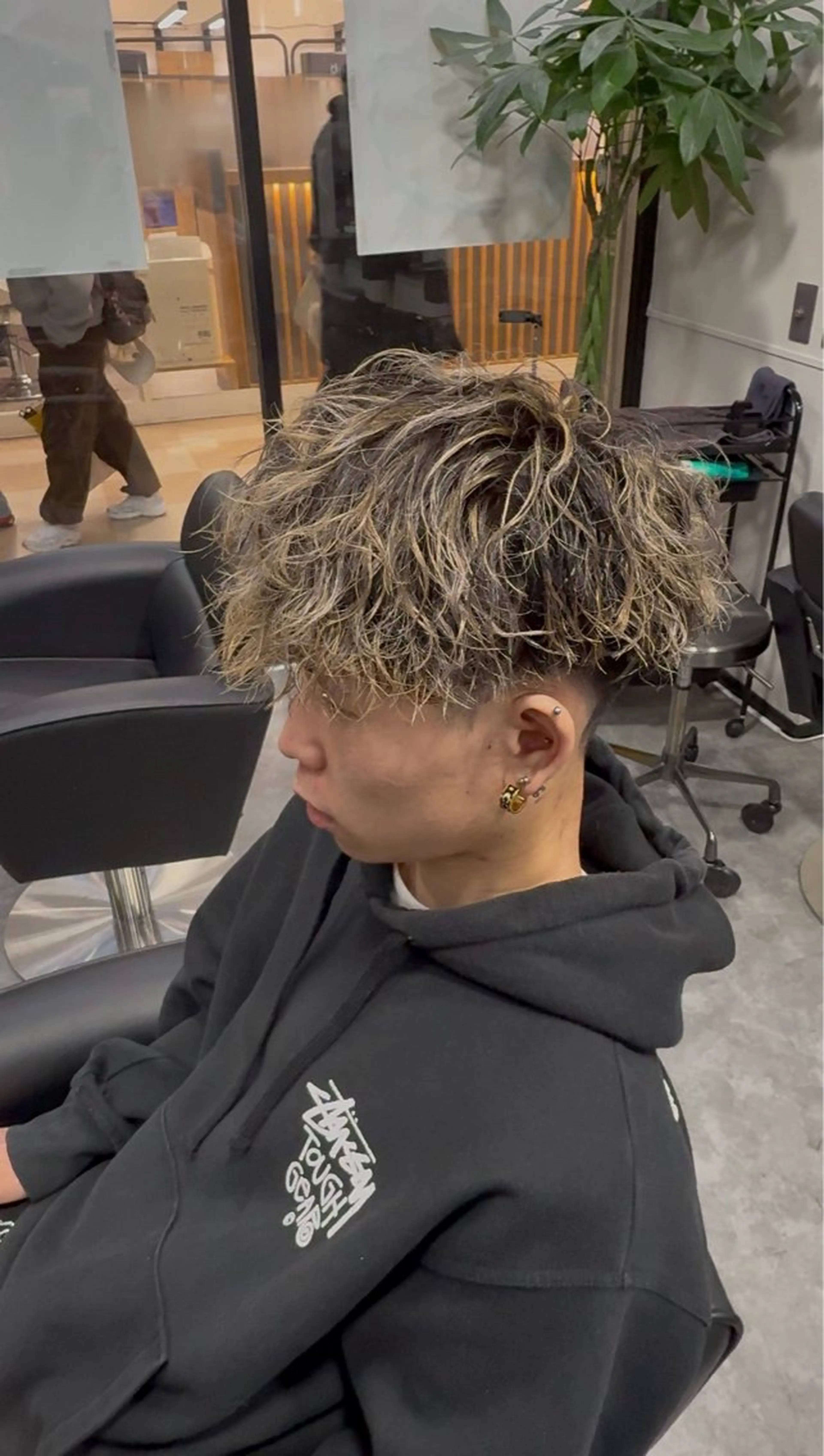 メンズ センターパート フェザーパーマ メンズハイライト メンズパーマ カット ヘアカラー パーマ Hair Salon LUCEY所属・メンズパーマ/カラ ー/川越/成田最のヘアスタイル