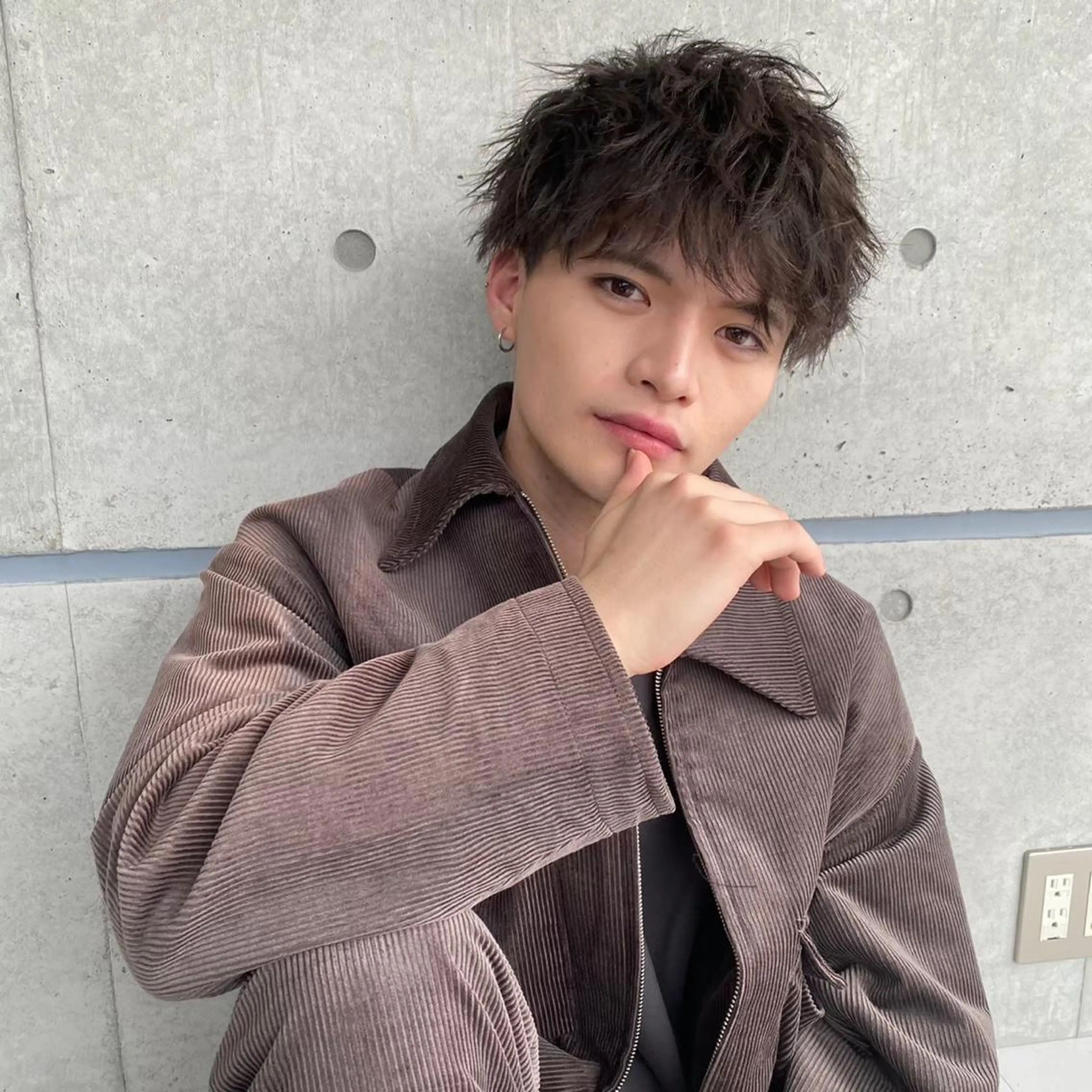 ショート カラー パーマ ヘアアレンジ メンズ キッズ ネイル マツエク・マツパ アイブロウ アップバング センターパート メンズハイトーン マッシュウルフ マッシュ ヘアカラー トリートメント ヘッドスパ ヘアセット スパイキー/フェザー /波巻き/かいとのヘアスタイル