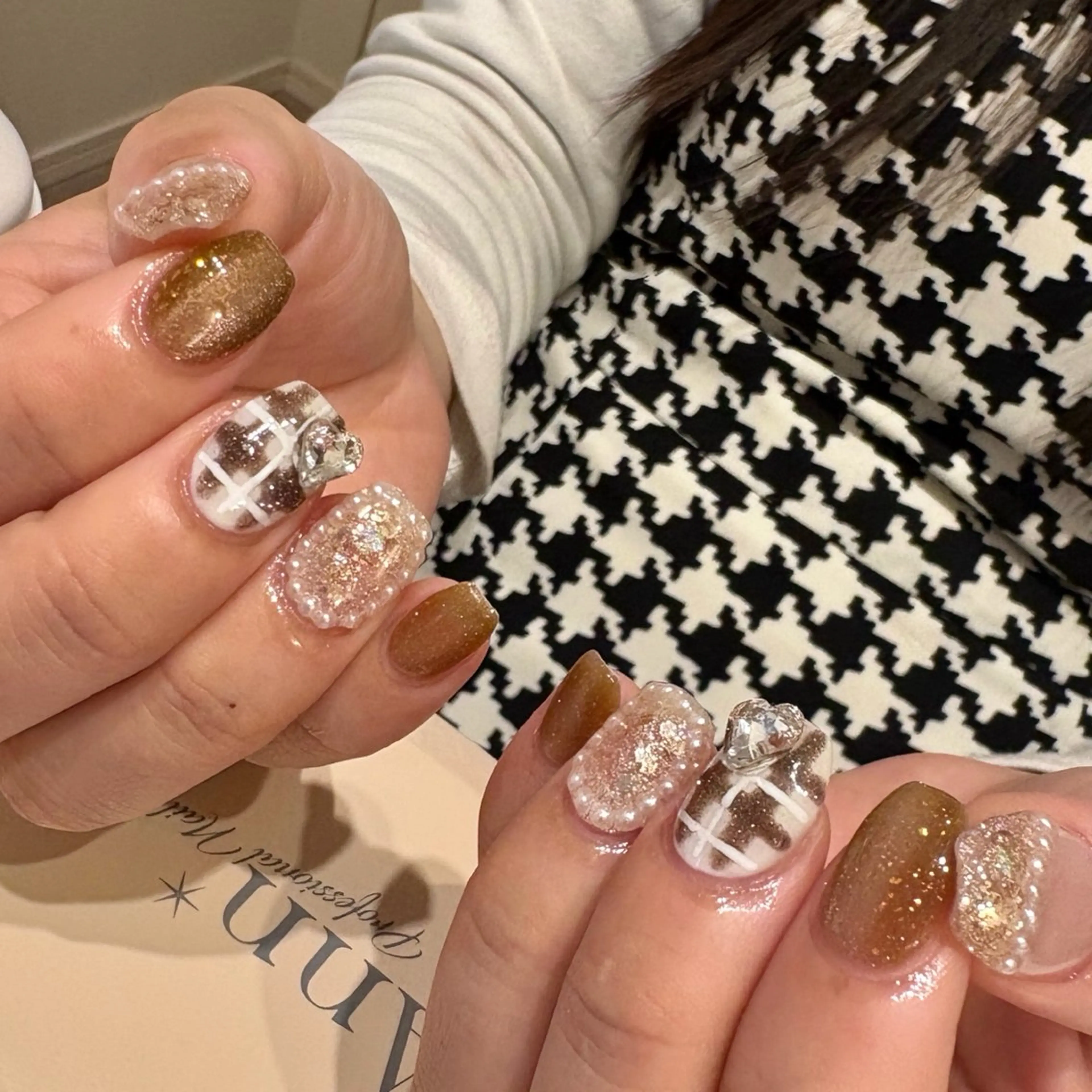 ネイル ゴールド 韓国ネイル バレンタイン ワンホンネイル ハンドネイル amuse 手書きニュアンスのネイルデザイン