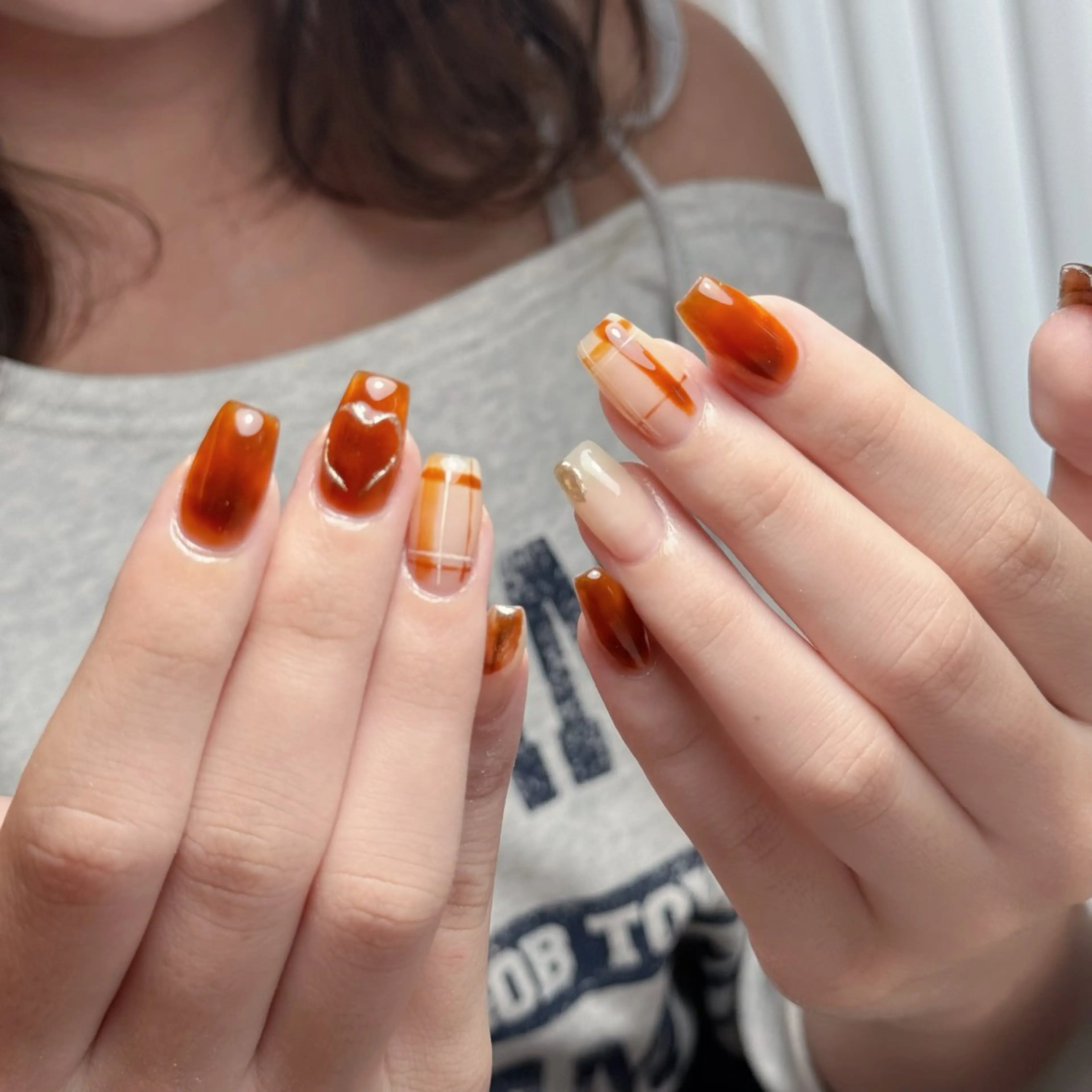 ネイル べっ甲ネイル ブラウン ミラーネイル ニュアンスネイル オフィスネイル nailsalon ChuColaのネイルデザイン