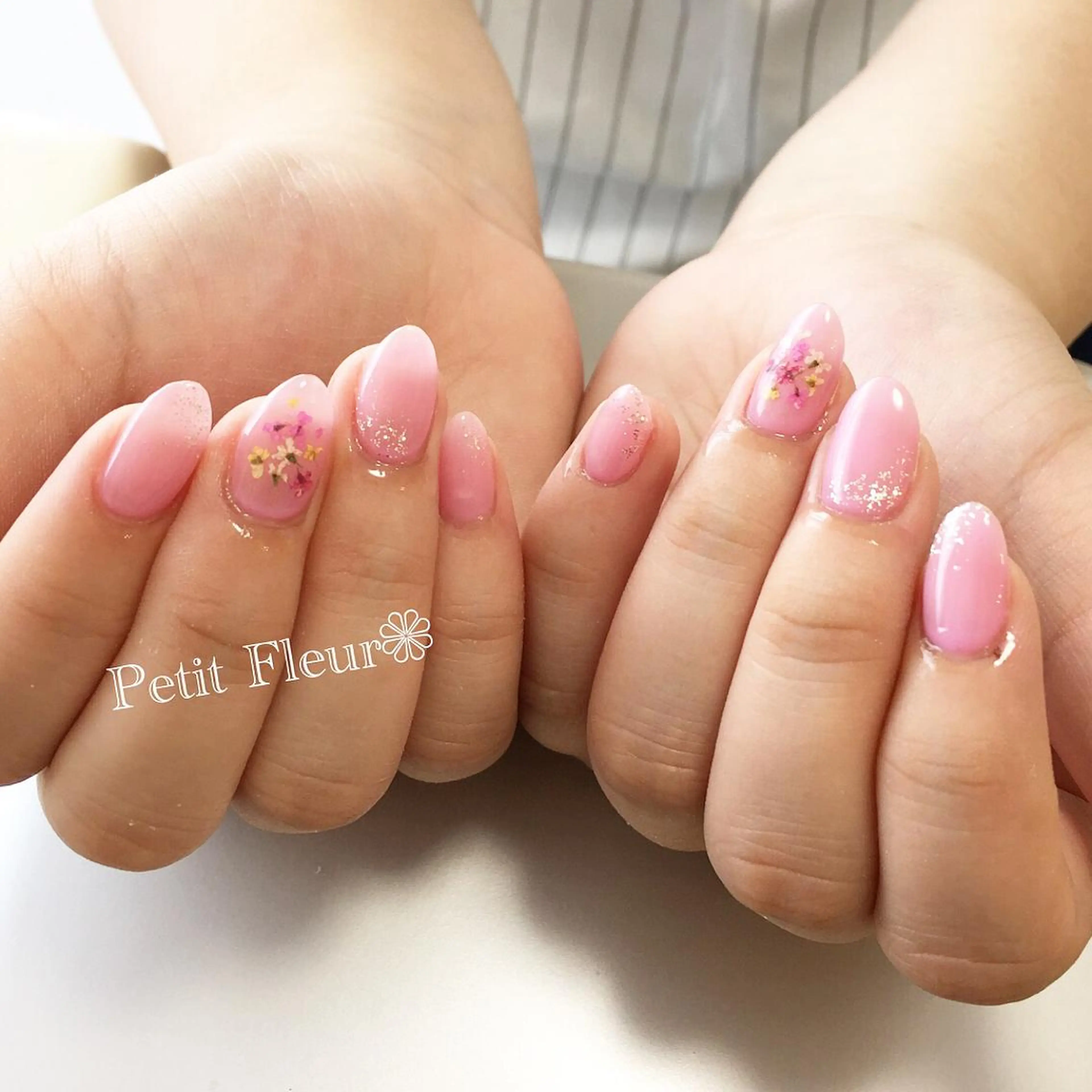 ネイル フラワーネイル ラメ(グリッター) ピンク シンプルネイル 夏ネイル Petit Fleur所属・青柳 亜梨奈のマツエク・マツパデザイン