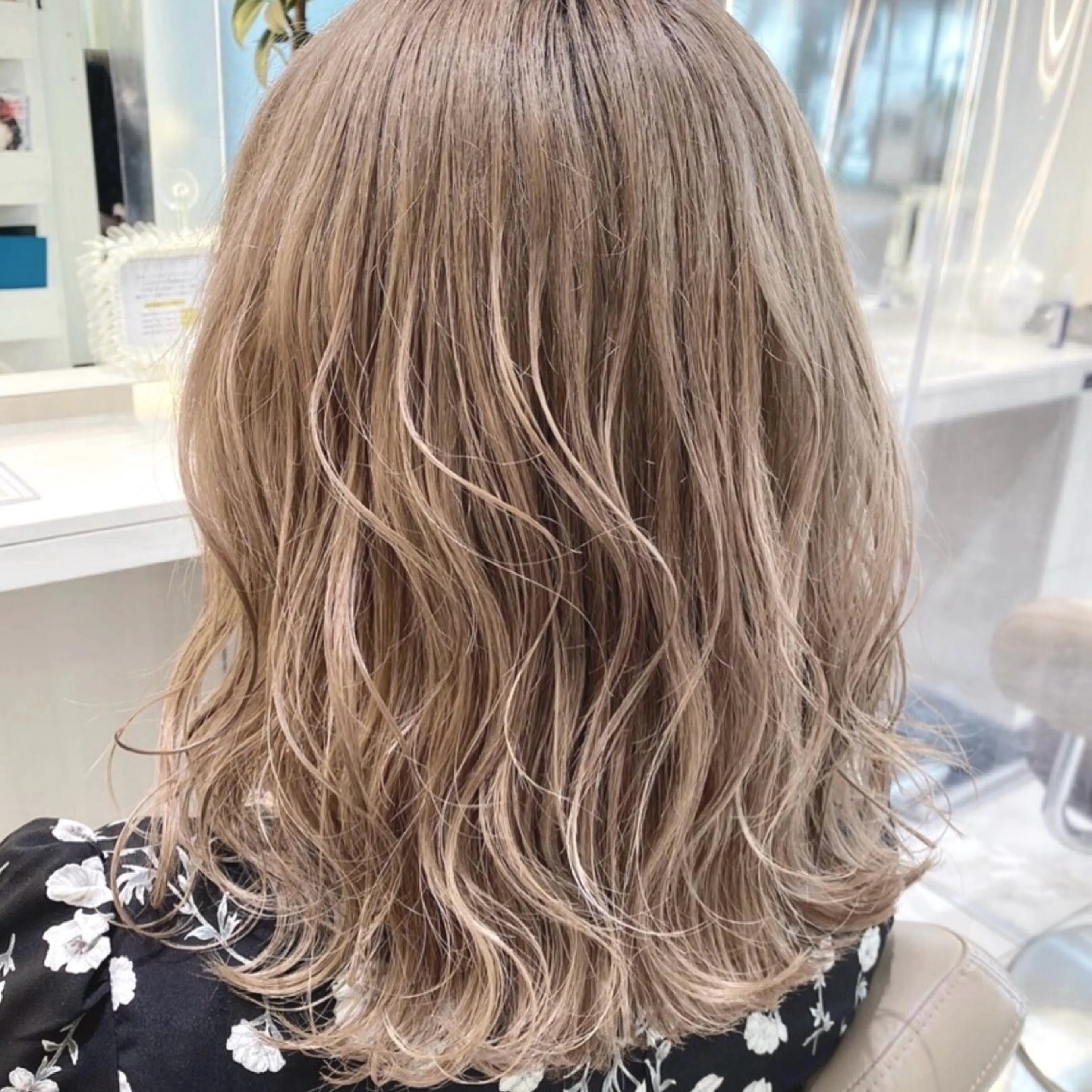 カラー ブリーチ ケアカラー ダブルカラー 加藤芽実カラーリスト ／ミルクティーカラーのヘアスタイル