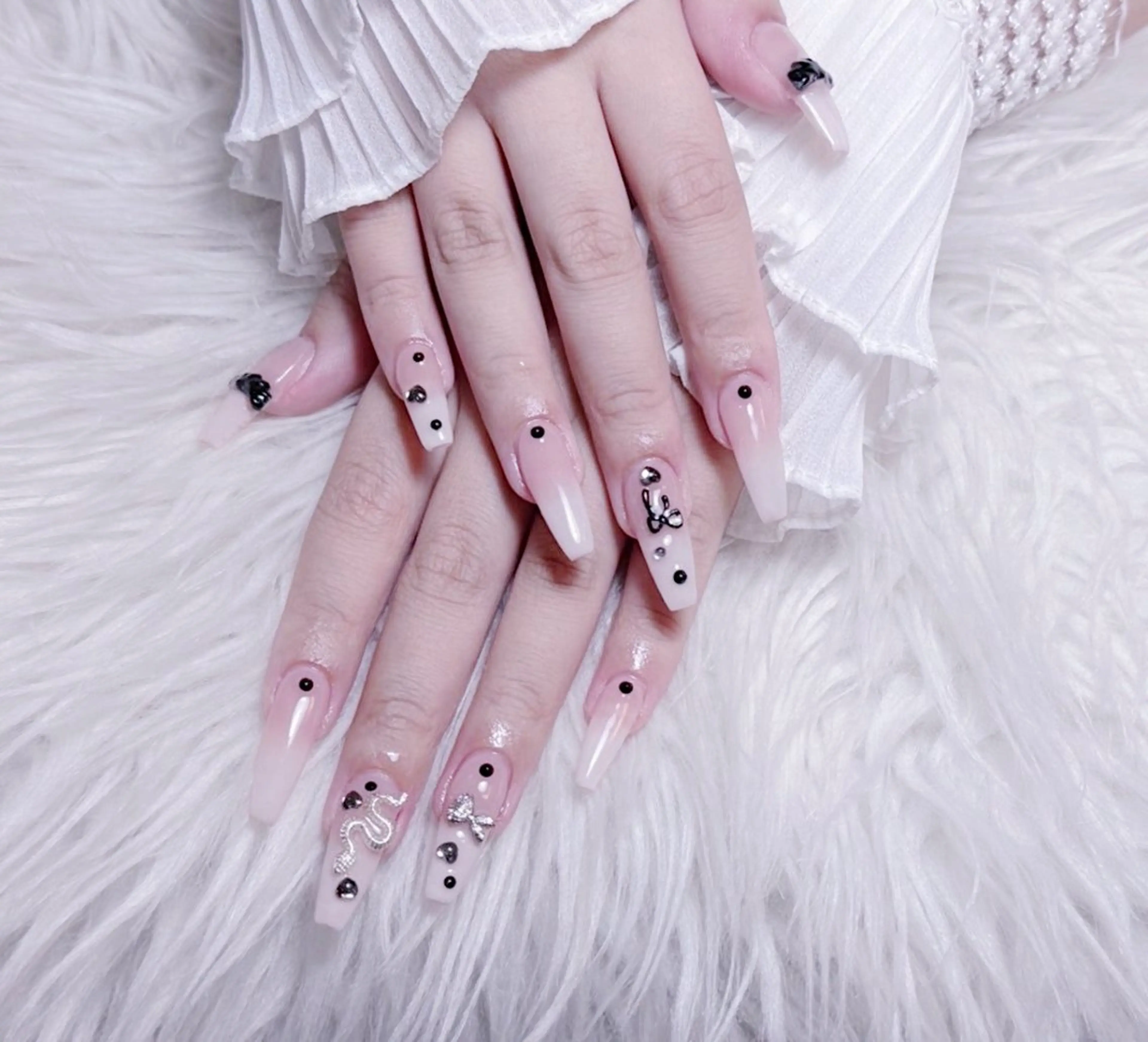 ネイル チークネイル 長さ出し フラワーネイル フレンチネイル ガーリー ハンドネイル NEW NAIL所属・NEW NAIL 池袋のネイルデザイン