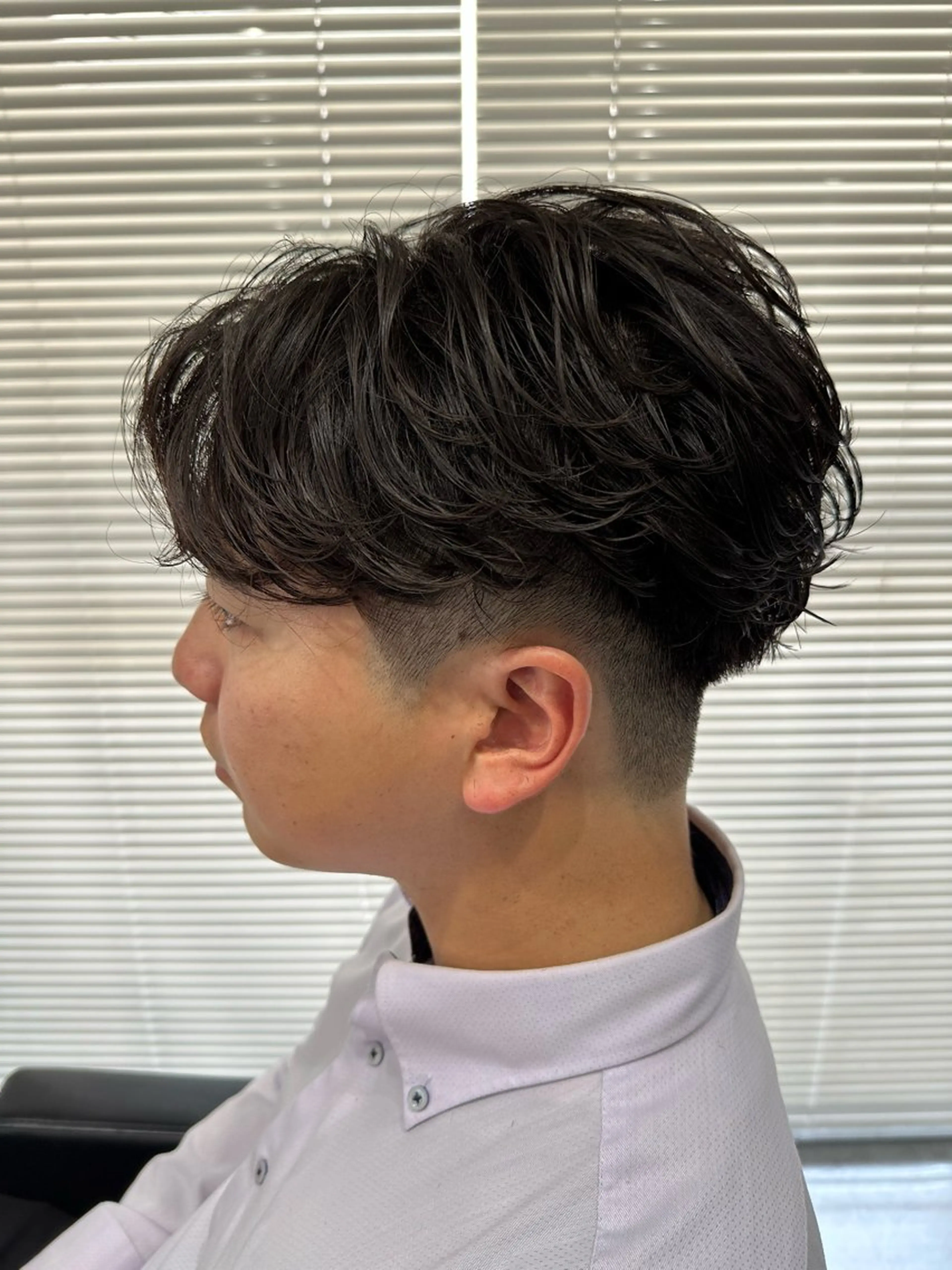 ショート パーマ メンズ フェザーパーマ メンズパーマ 刈り上げ カット パーマ ユウ🪄 パーマ指名No1のヘアスタイル