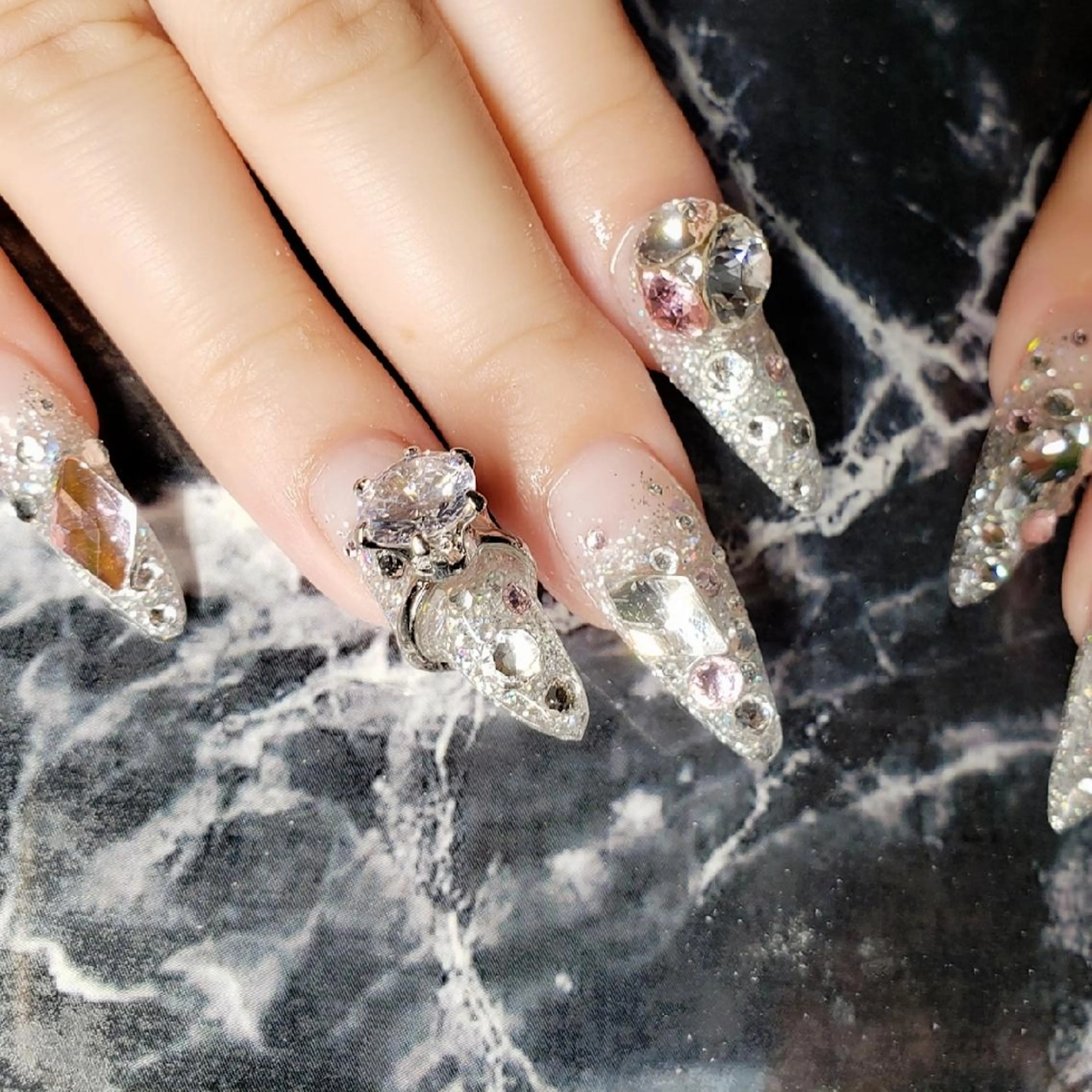 ミディアム ネイル ハンドネイル クロキ 。のネイルデザイン