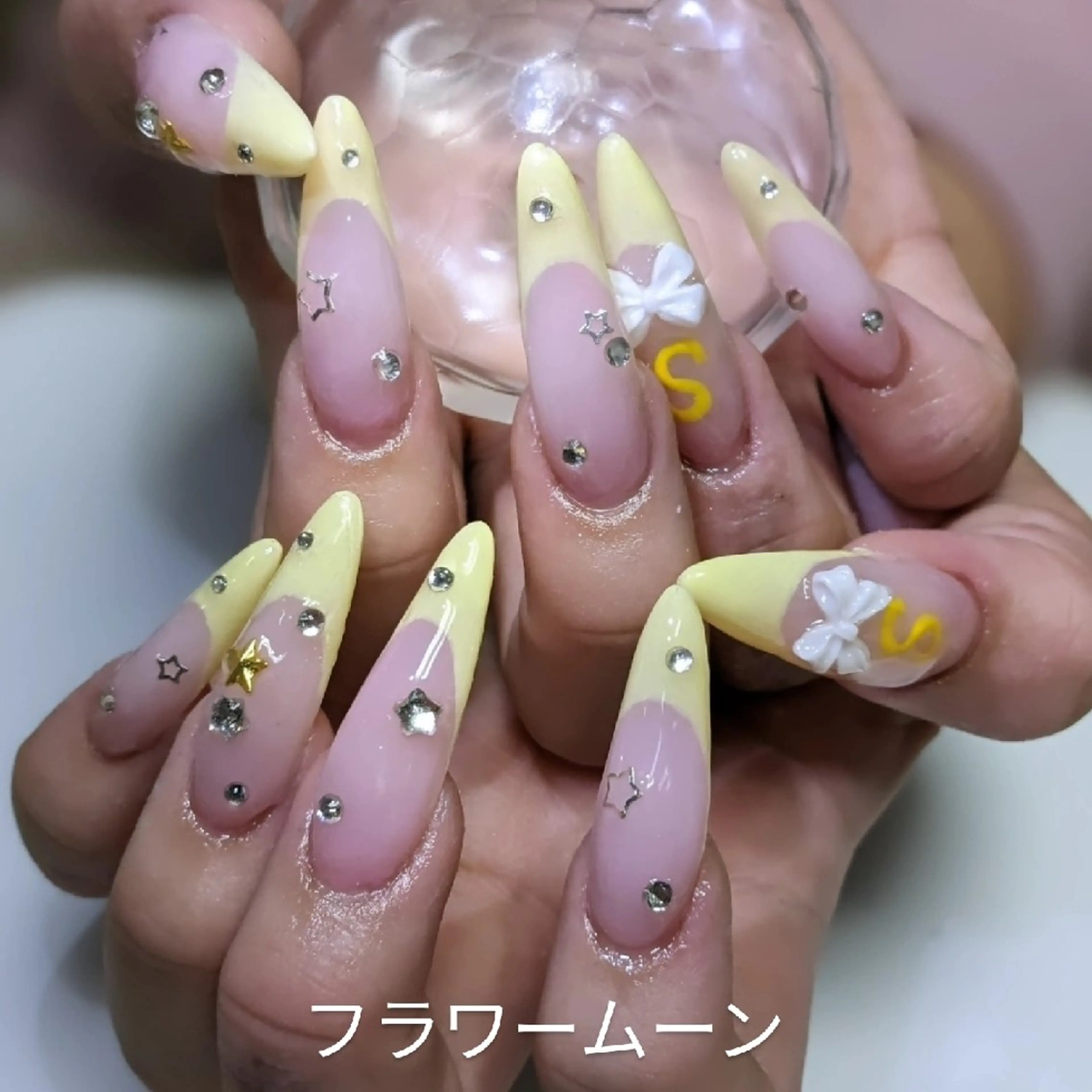 ネイル アートネイル フレンチネイル ストーンネイル ハンドネイル ハンドケア フラワー ムーンのネイルデザイン